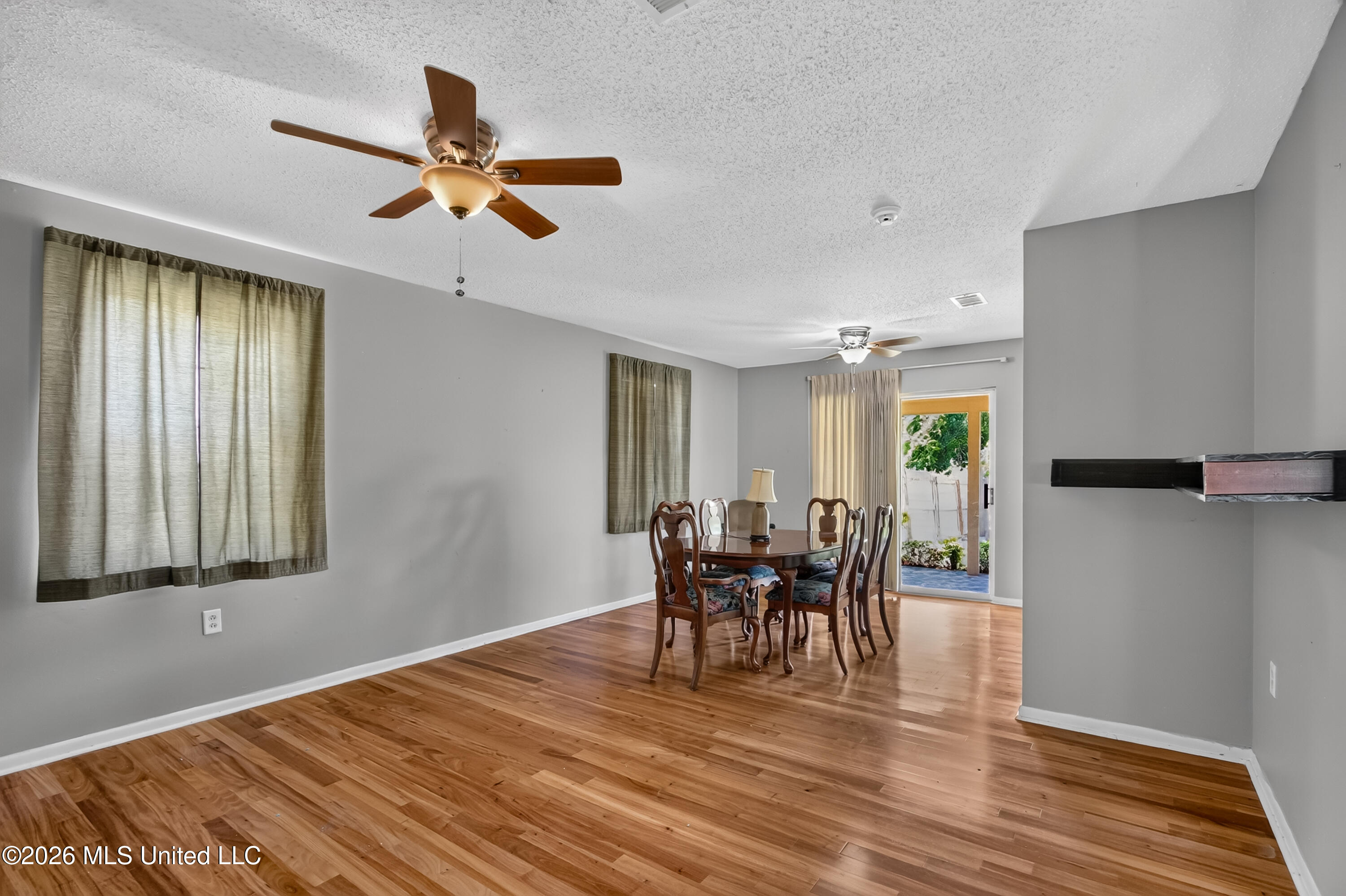 5570 E Diamondhead Drive Property Photo 7
