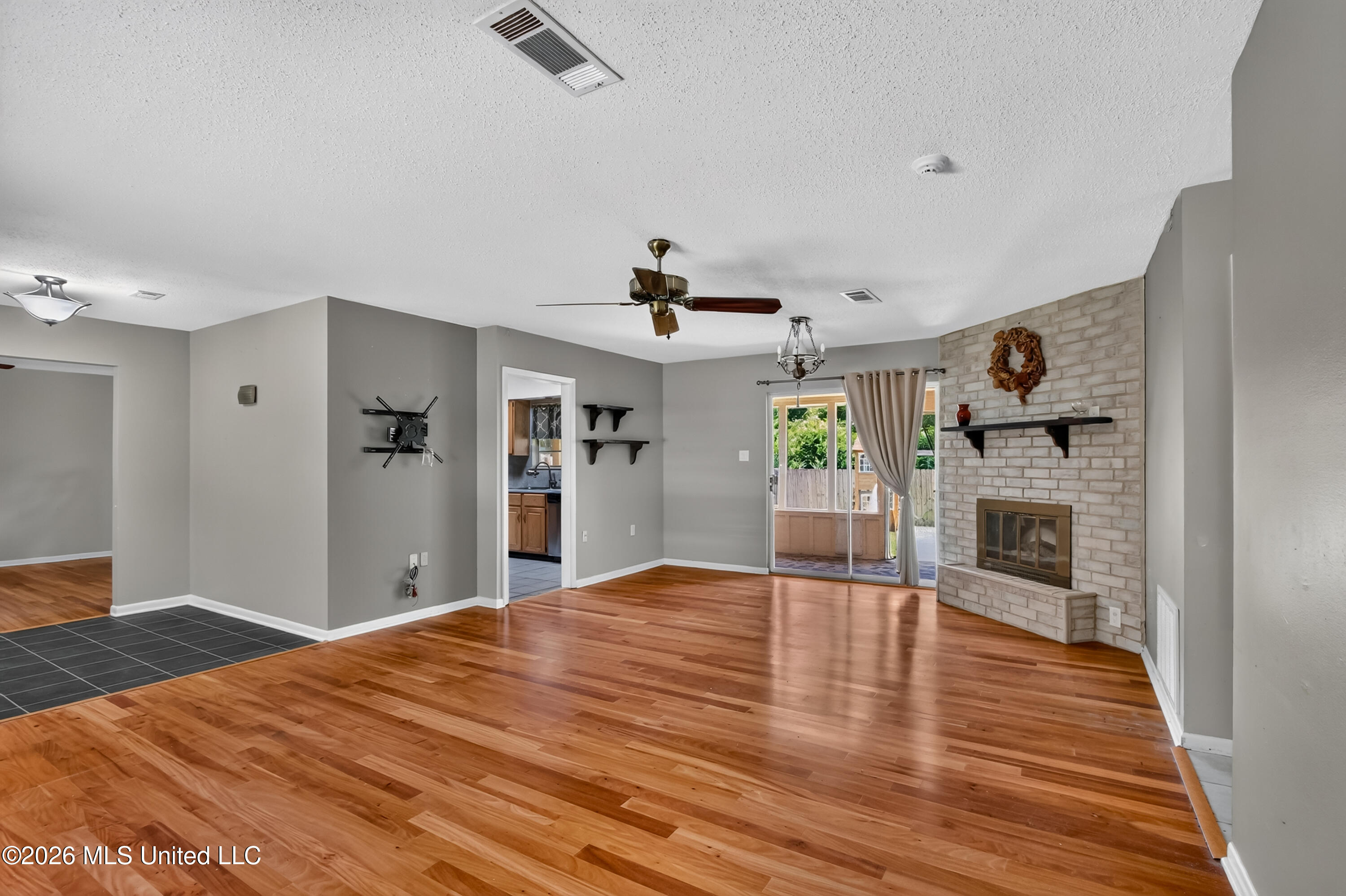 5570 E Diamondhead Drive Property Photo 8