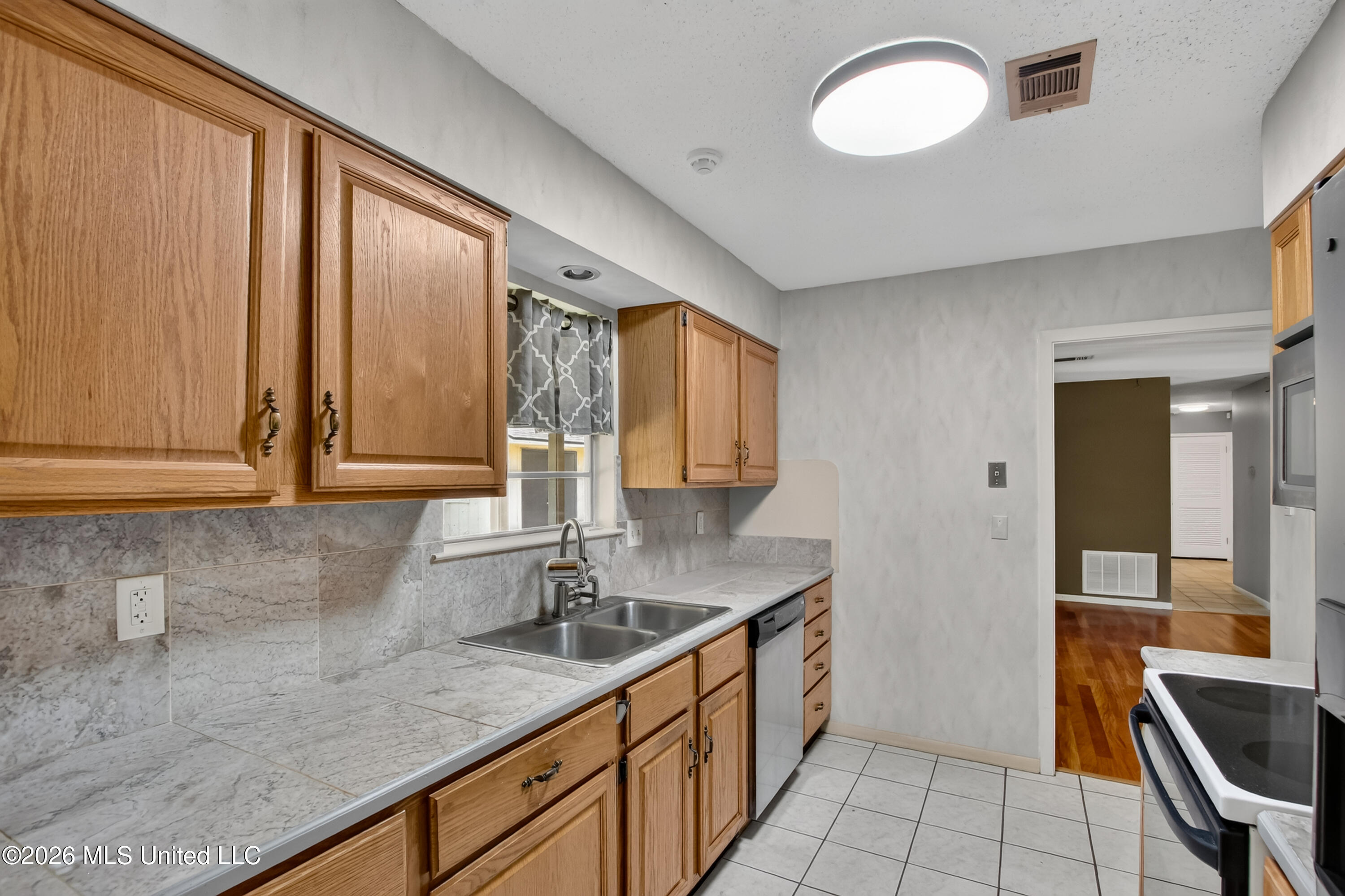 5570 E Diamondhead Drive Property Photo 9