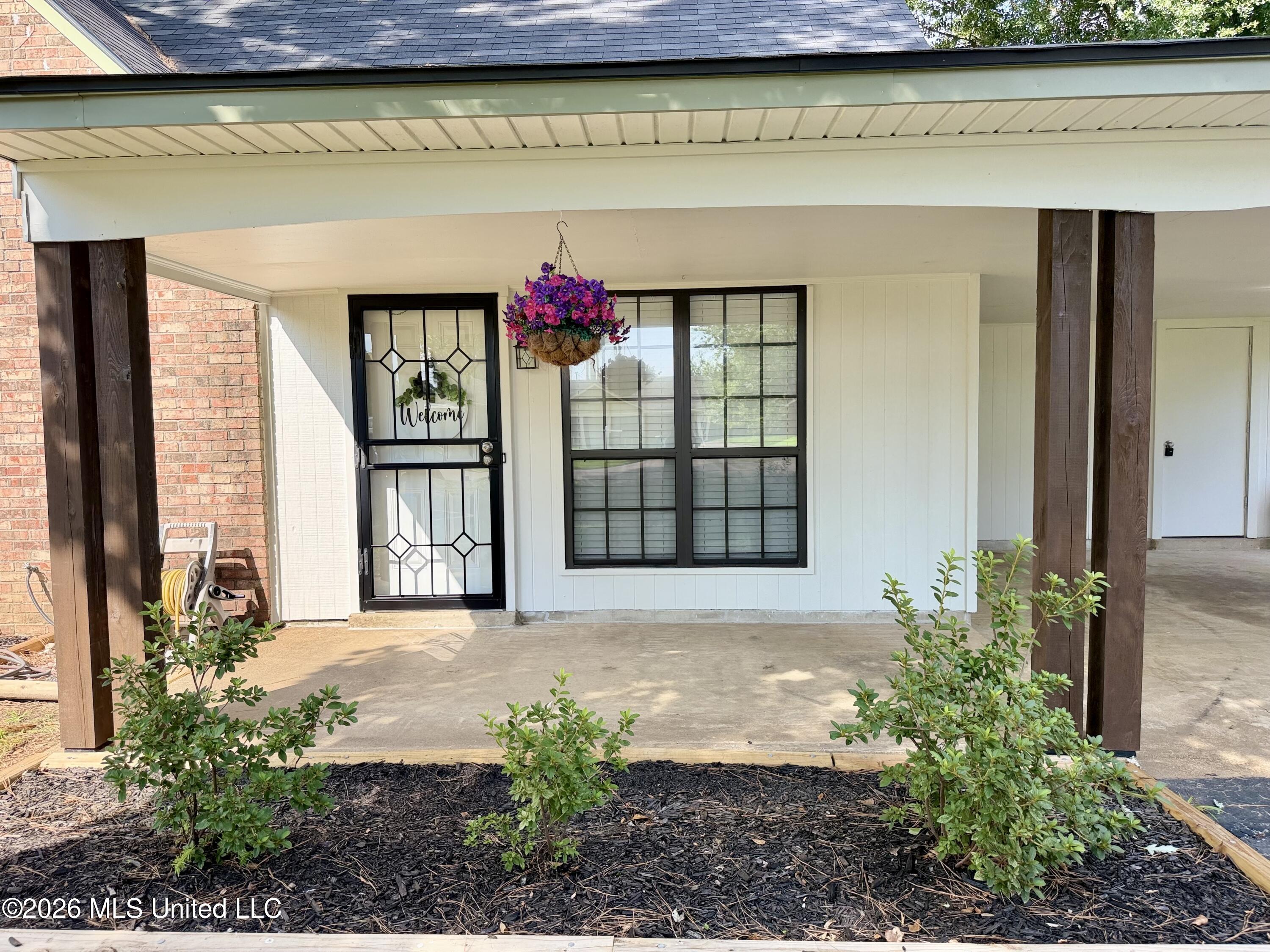 726 Thornwood Drive Property Photo 2