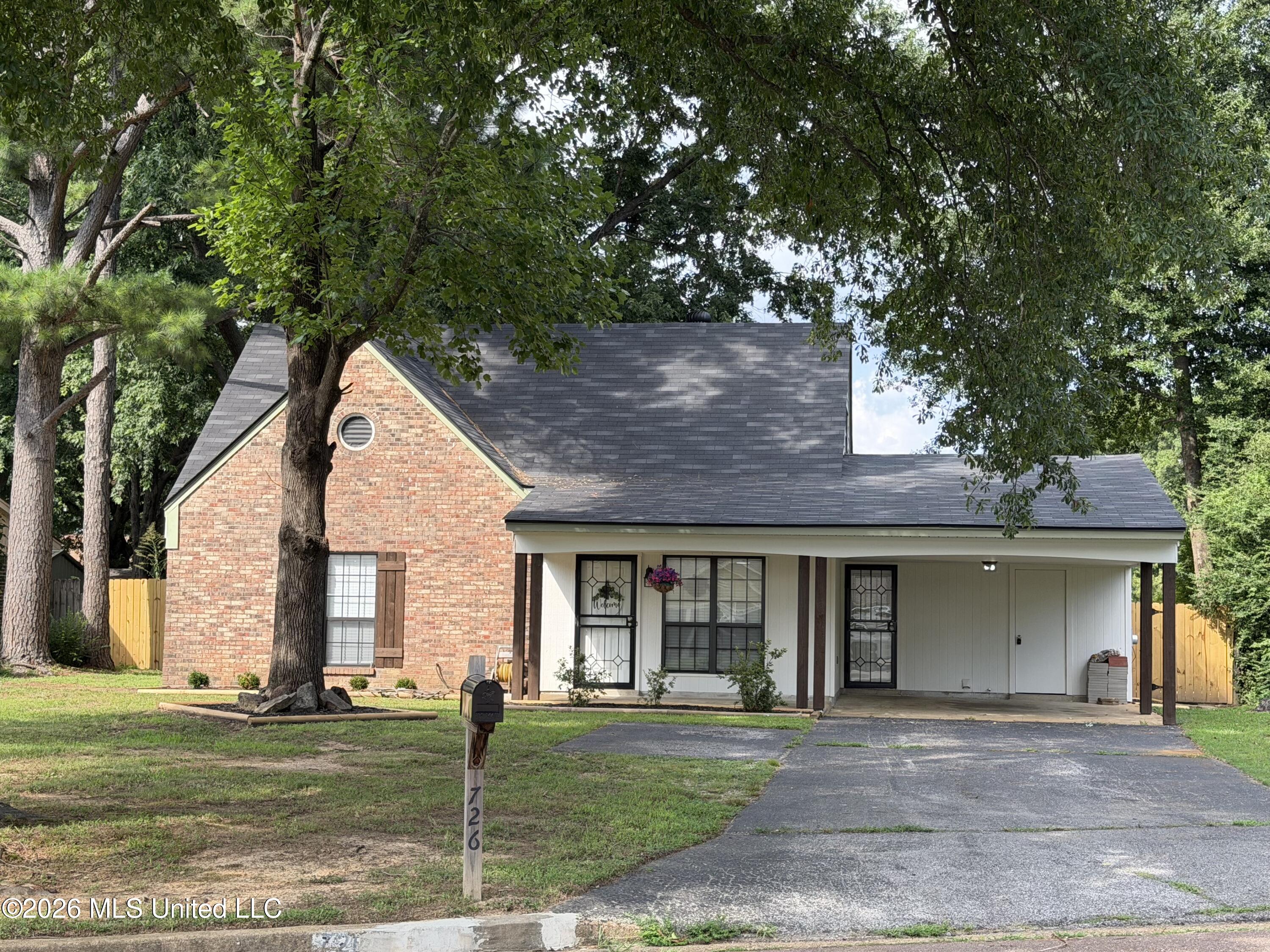 726 Thornwood Drive Property Photo 3
