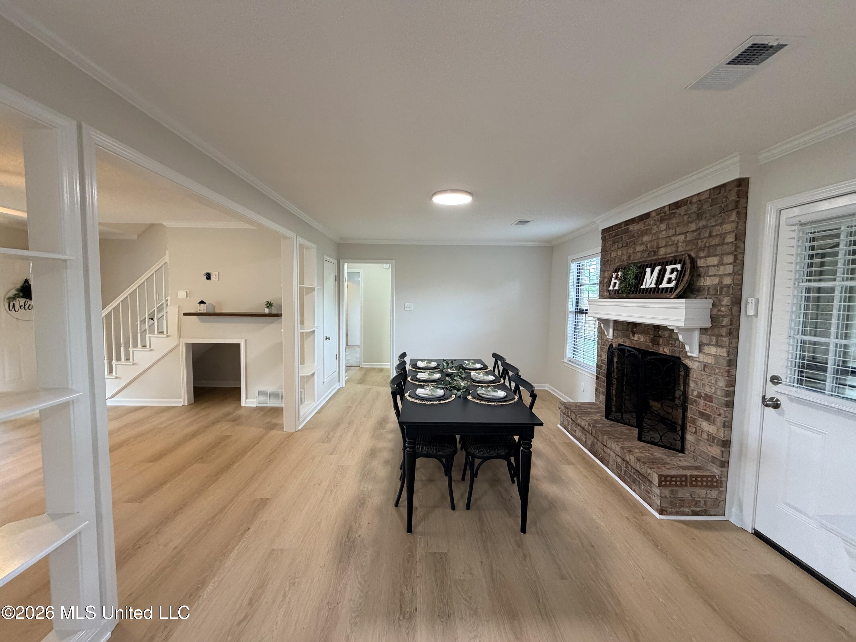 726 Thornwood Drive Property Photo 8