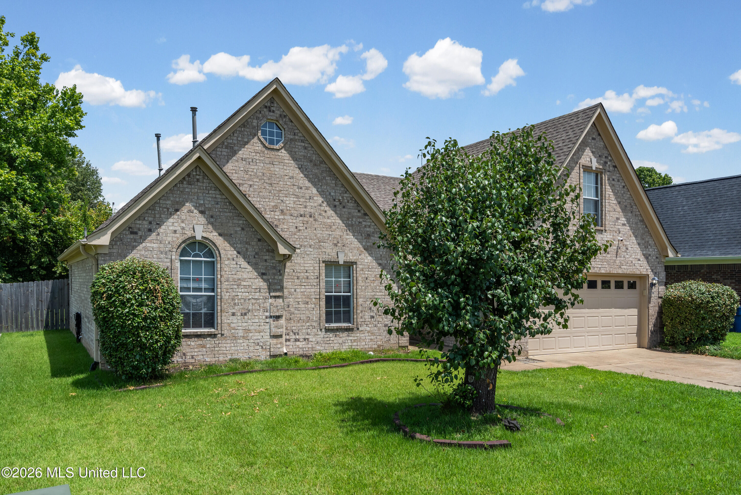 9768 Crape Myrtle Drive Property Photo 3