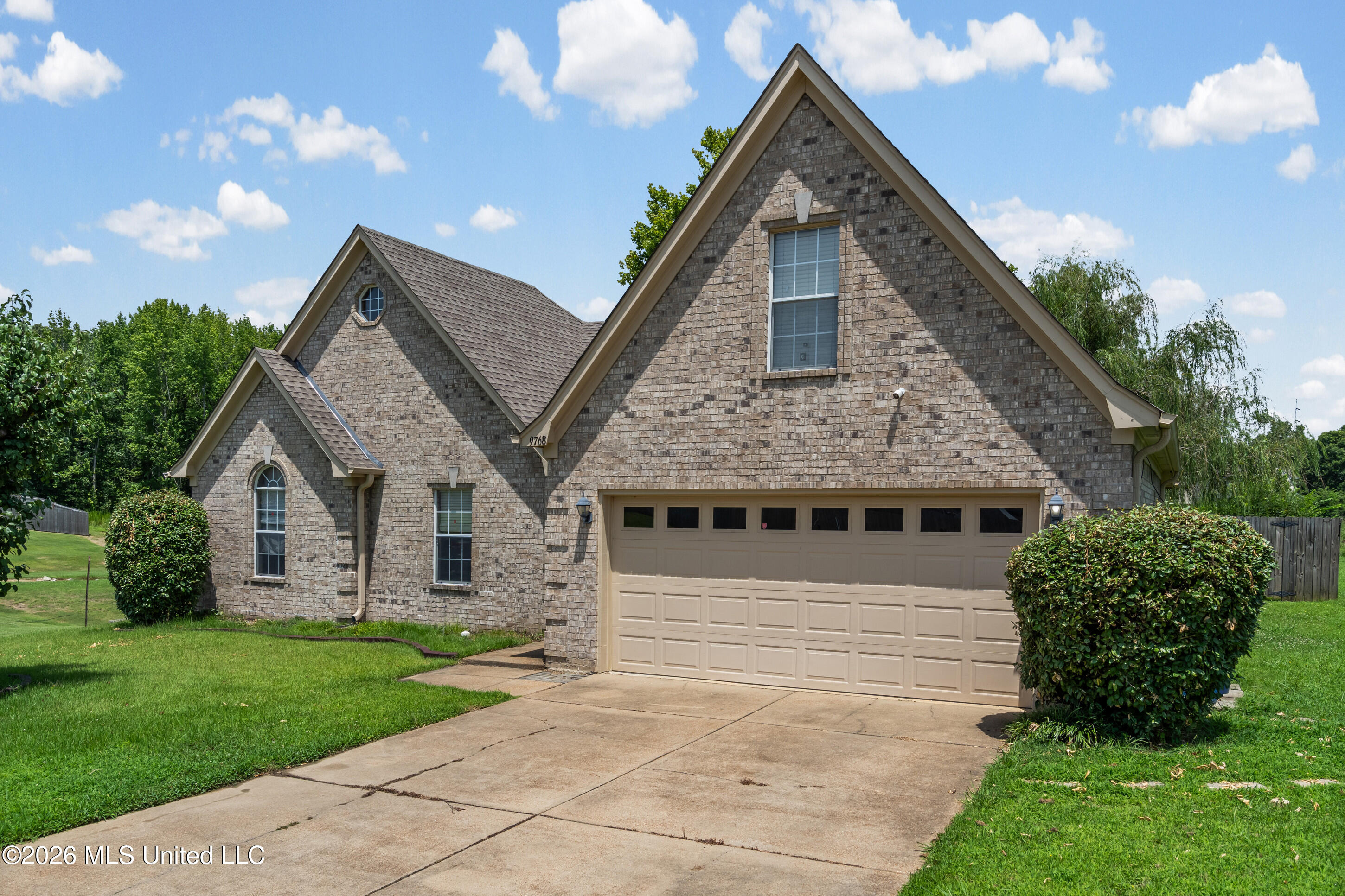 9768 Crape Myrtle Drive Property Photo 4