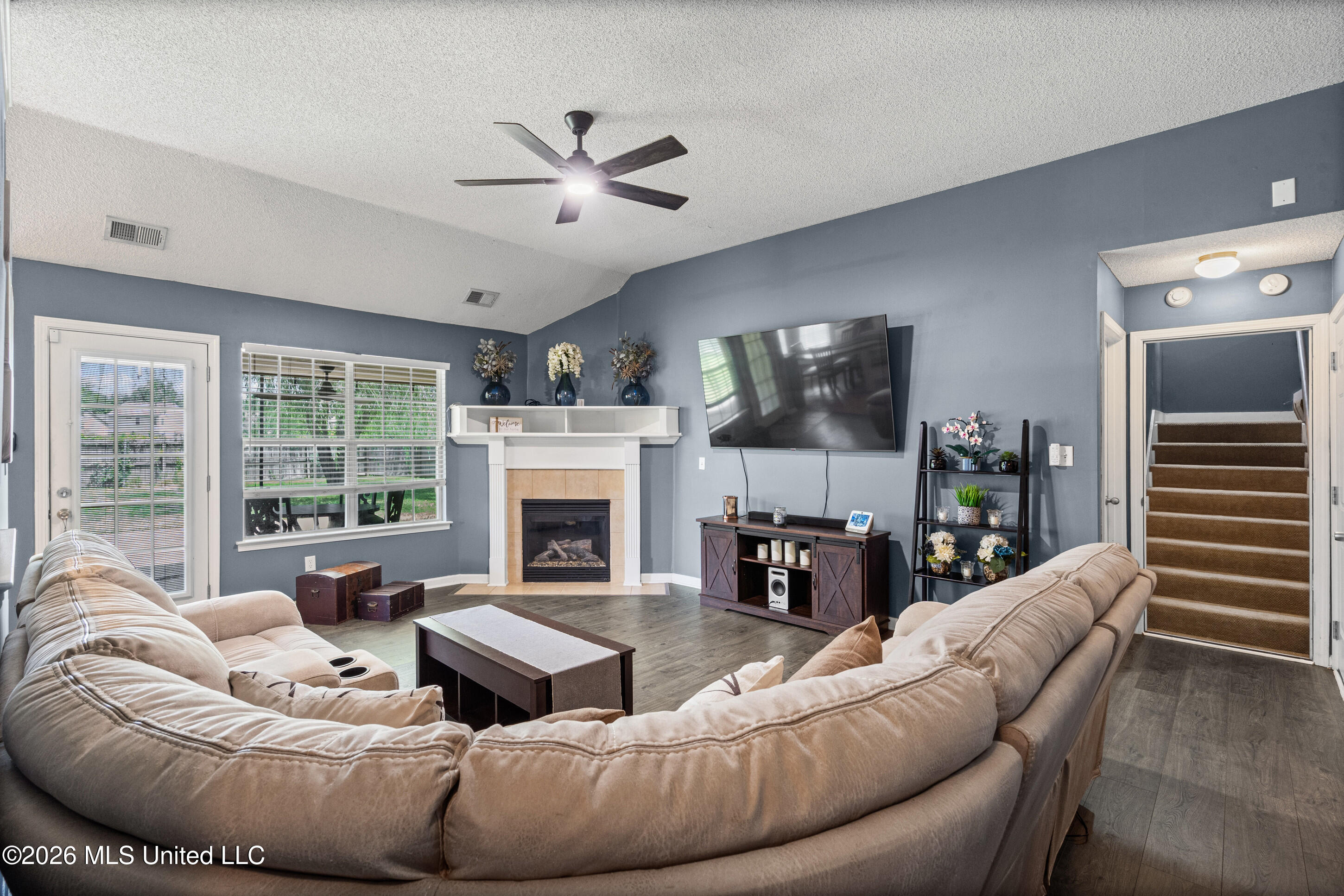 9768 Crape Myrtle Drive Property Photo 6