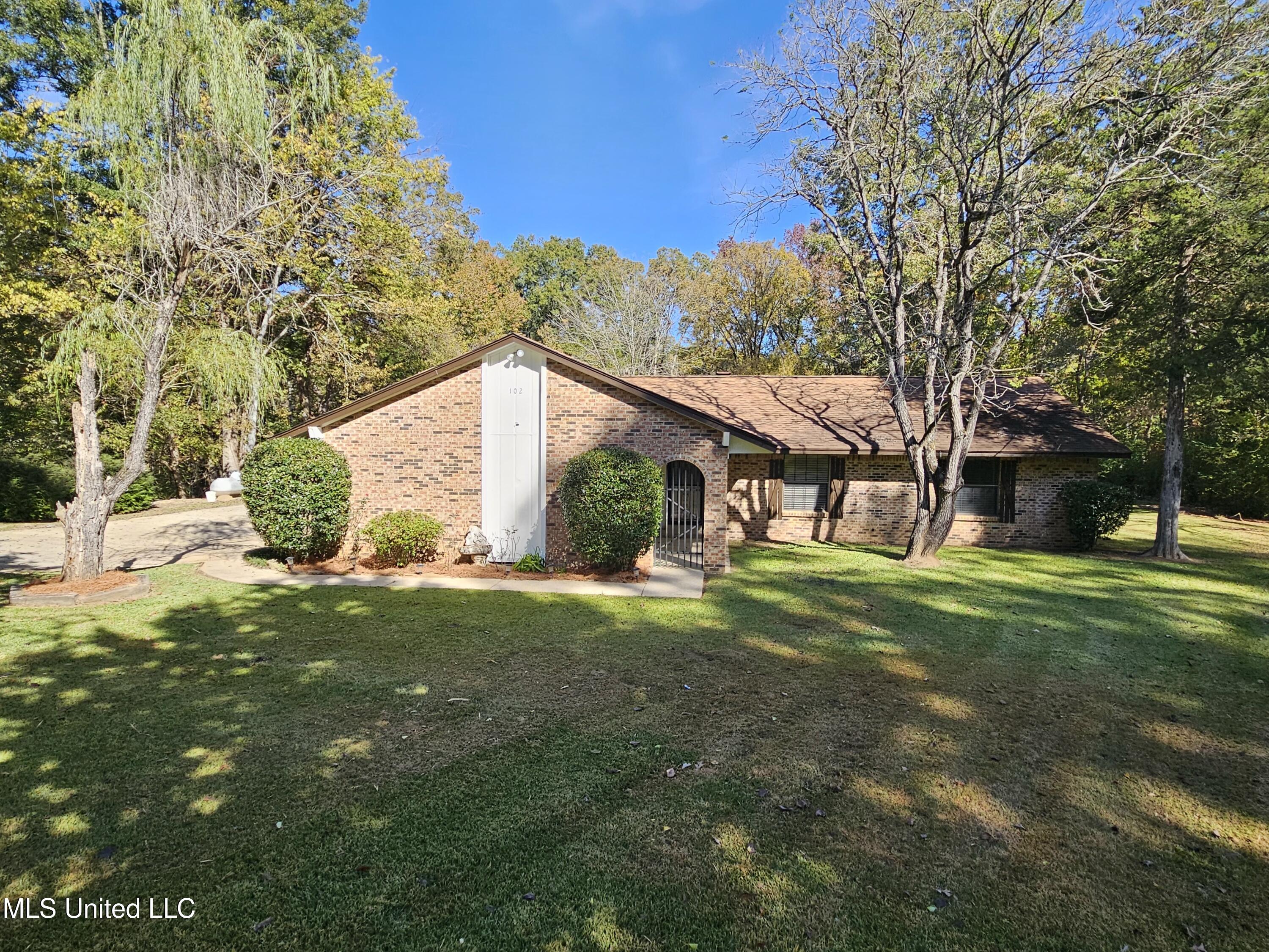 102 Magnolia Circle Property Photo 1
