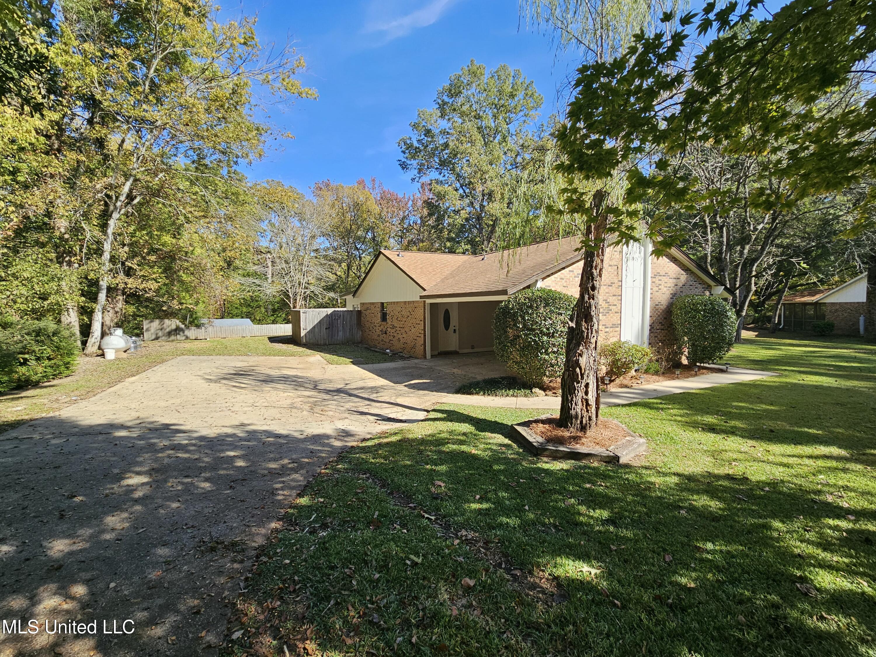 102 Magnolia Circle Property Photo 2