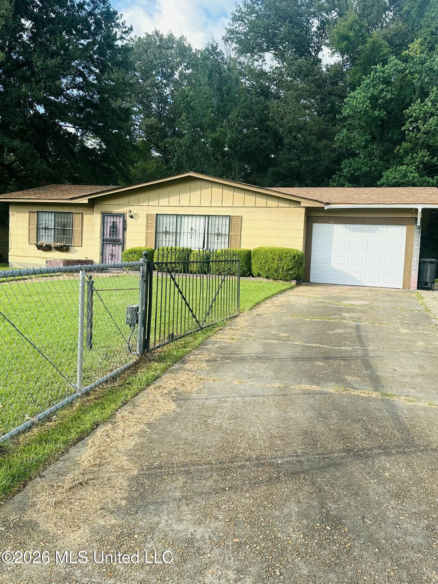 508 Queen Park Circle Property Photo 1