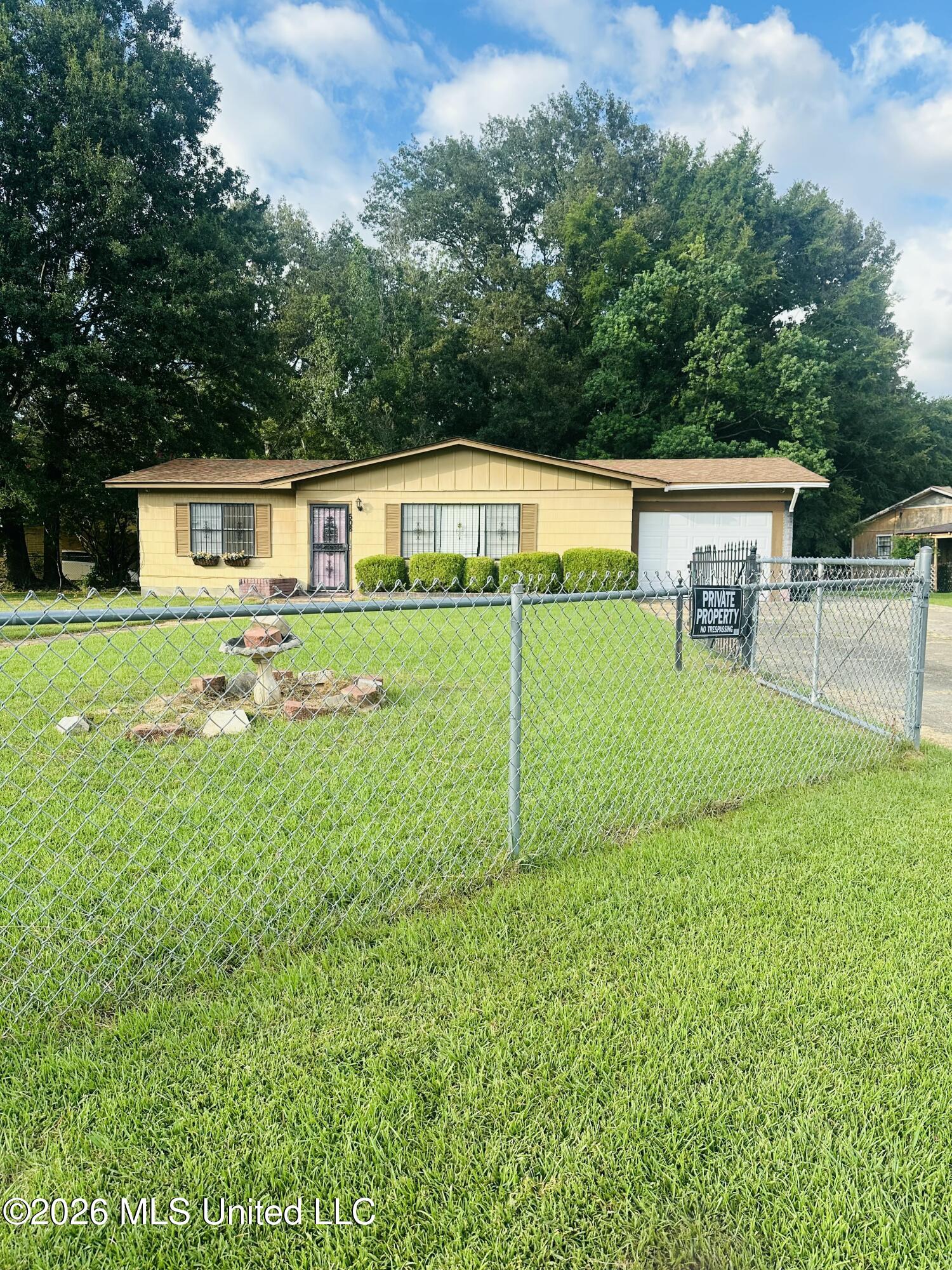 508 Queen Park Circle Property Photo 2