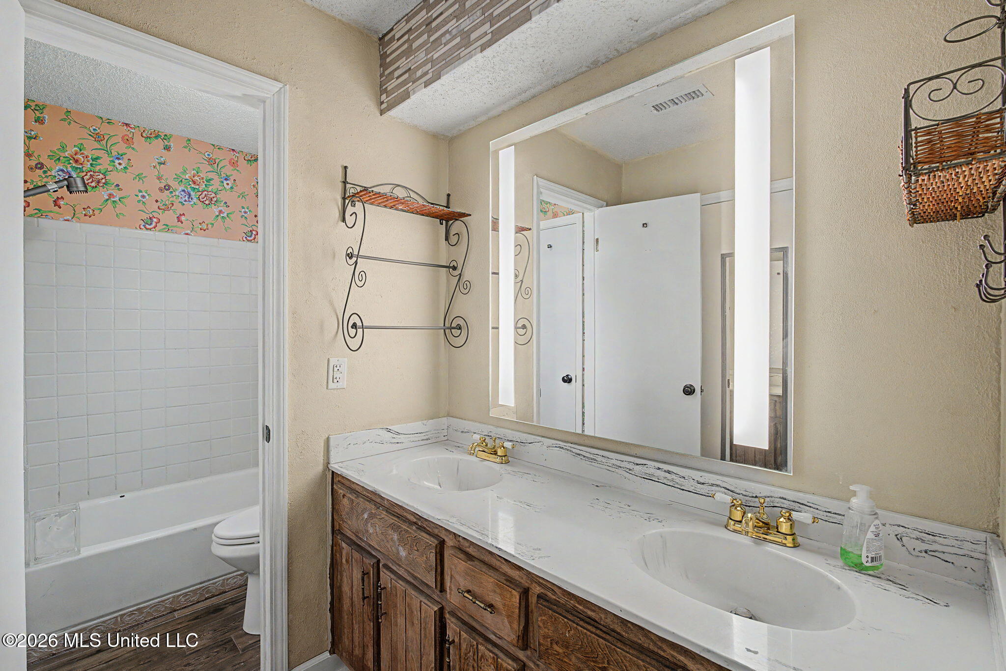 7106 Maplewood Cove Property Photo 21
