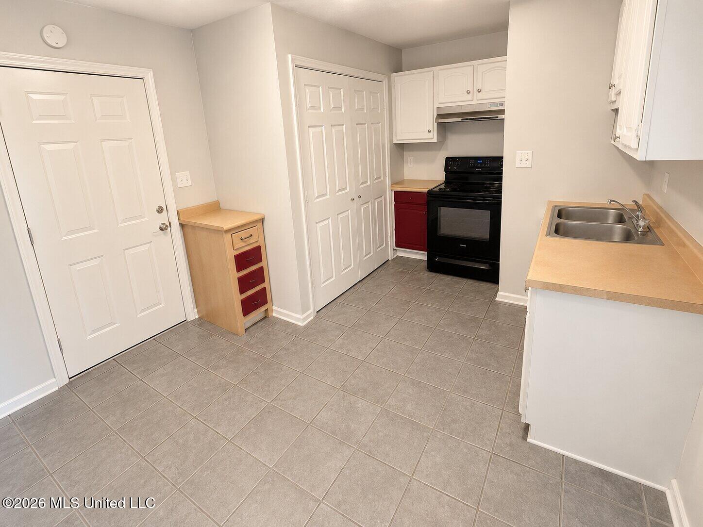101 W 10th Street Property Photo 4