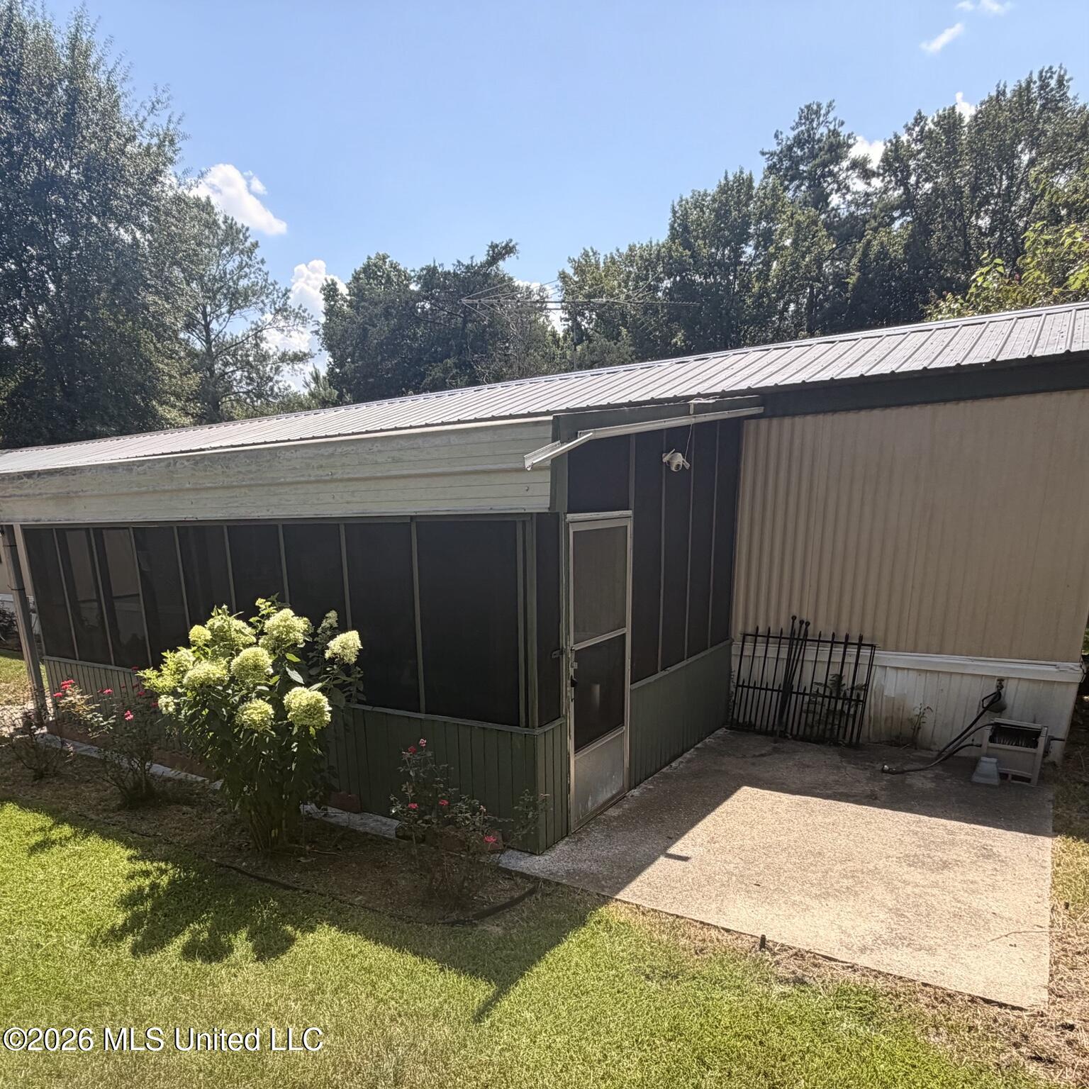 13 Douglas Circle Property Photo 4