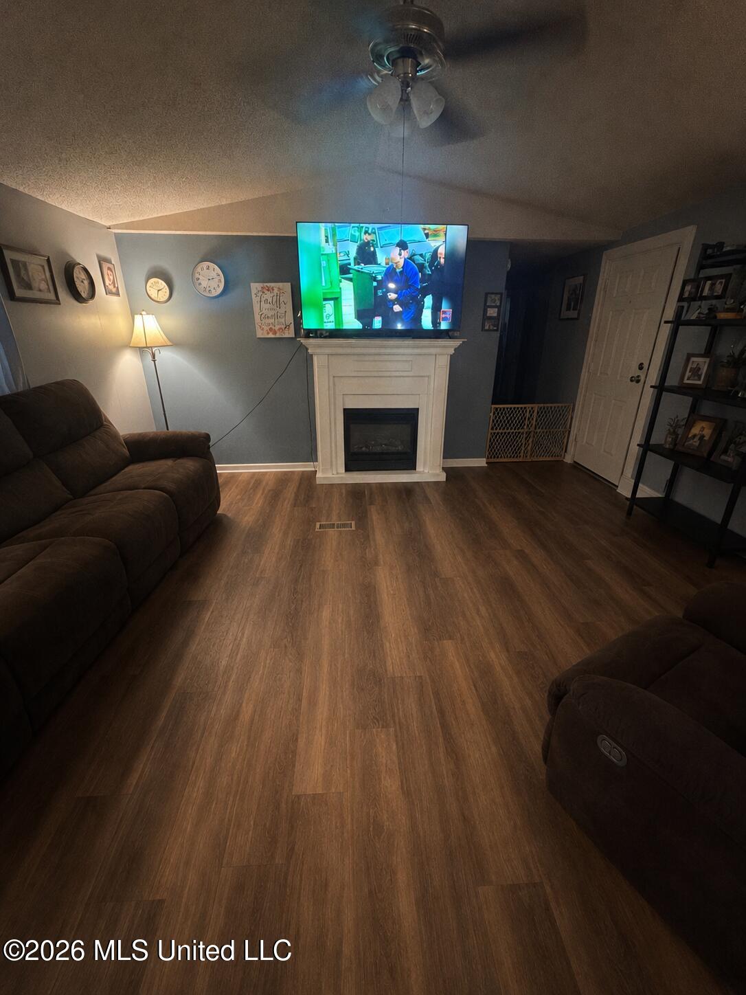 13 Douglas Circle Property Photo 6