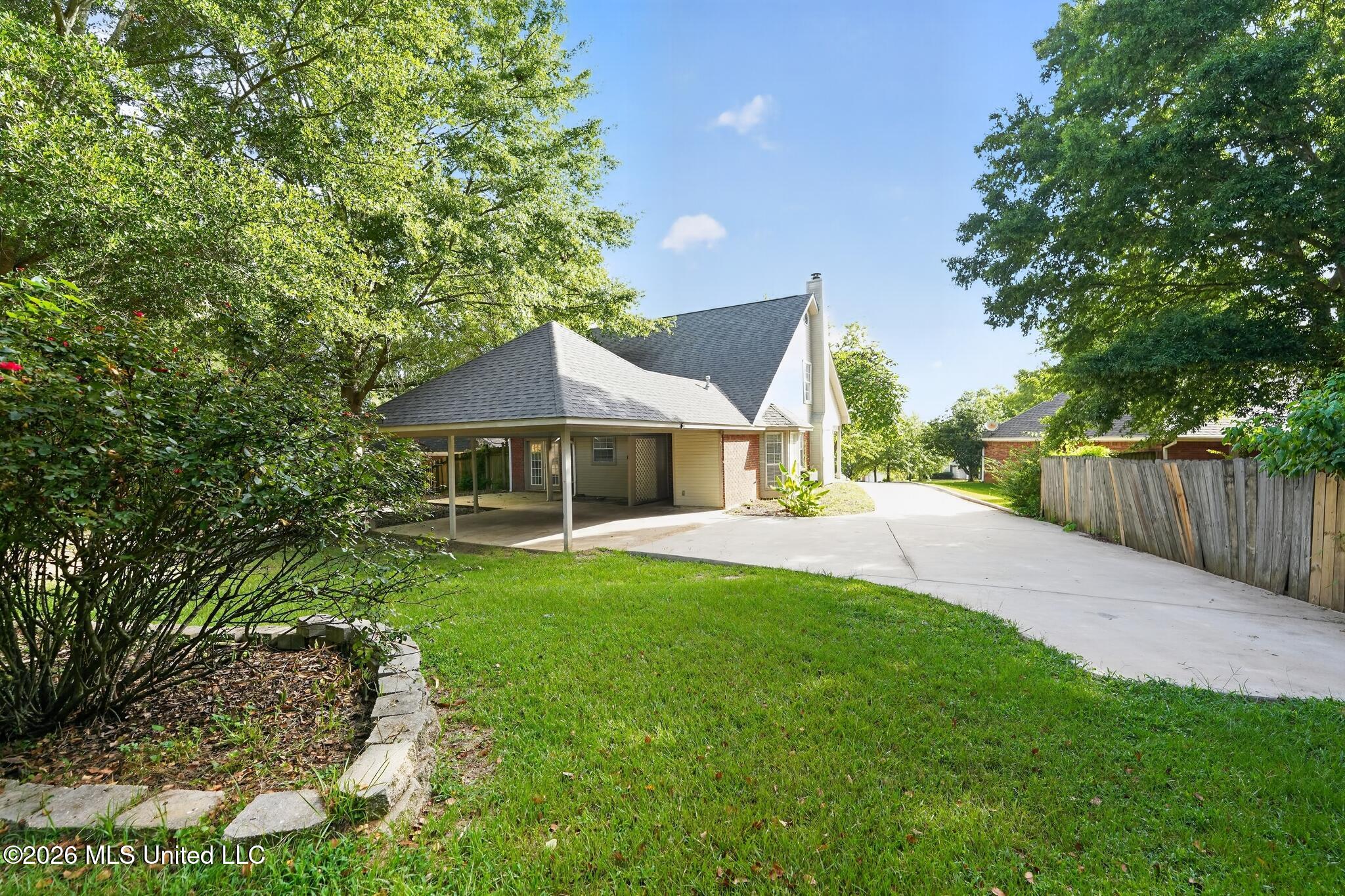 326 Crestview Drive Property Photo 3