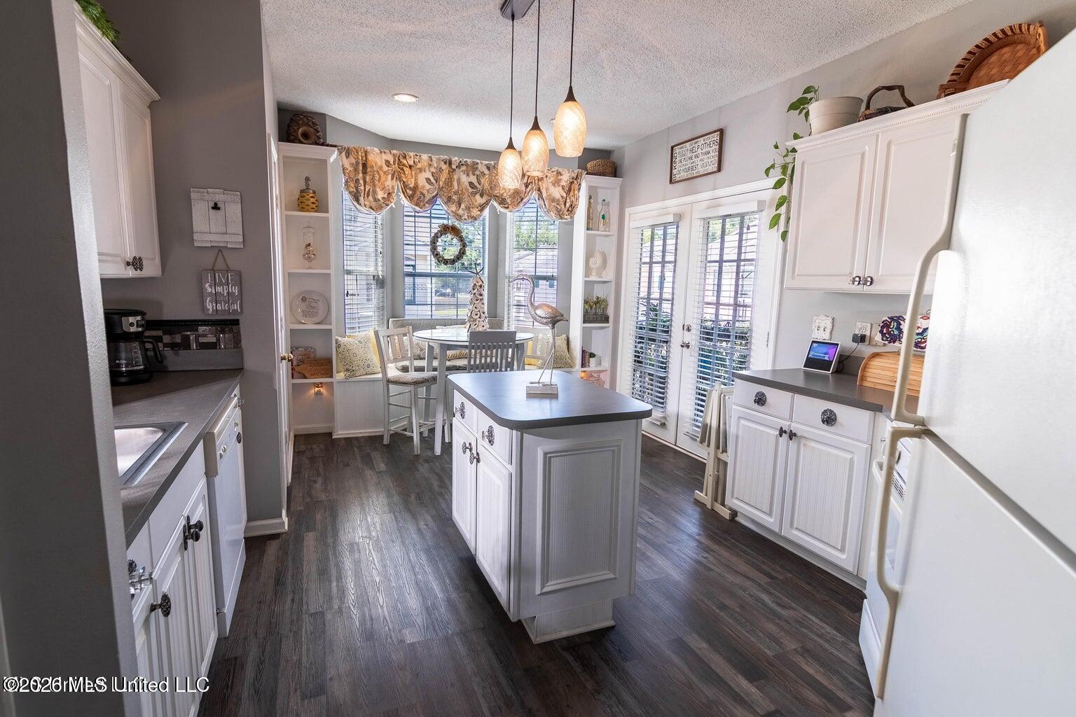 2252 Beach Drive Property Photo 3