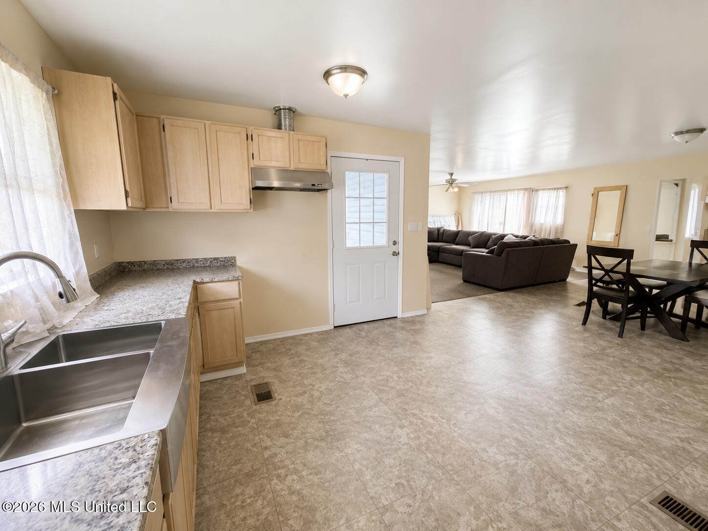 401 Carpenter Street Property Photo 5