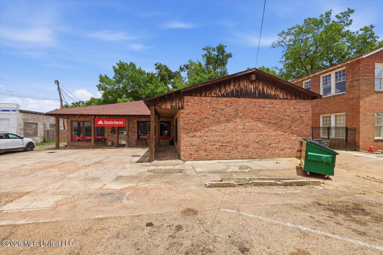 148 W Green Street Property Photo 3