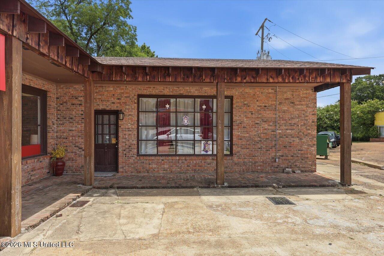 148 W Green Street Property Photo 4