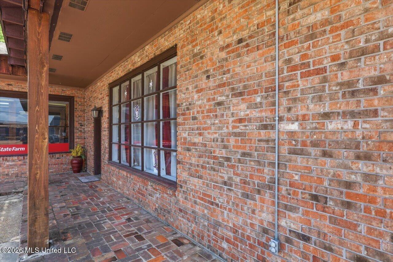 148 W Green Street Property Photo 5