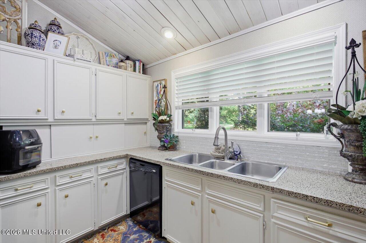 13 Montgomery Lane Property Photo 24