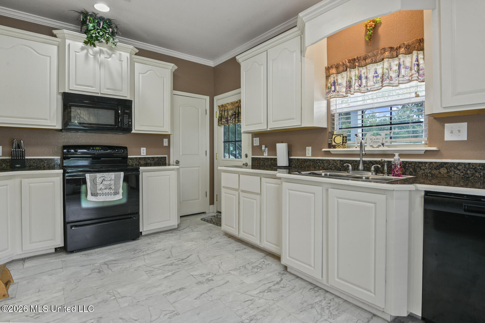9170 Henry Shubert Road Property Photo 6