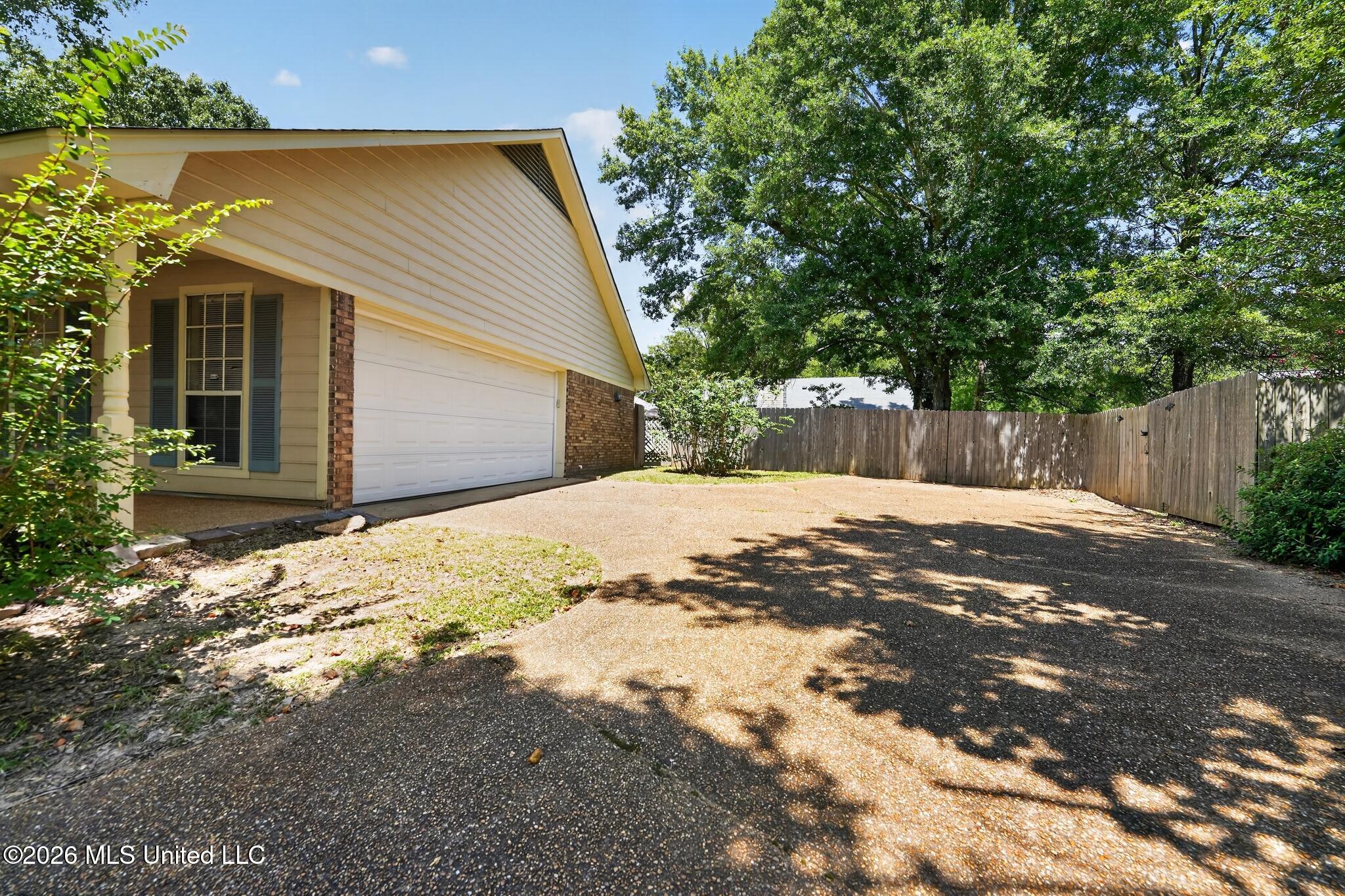 816 Strawberry Pointe Property Photo 2