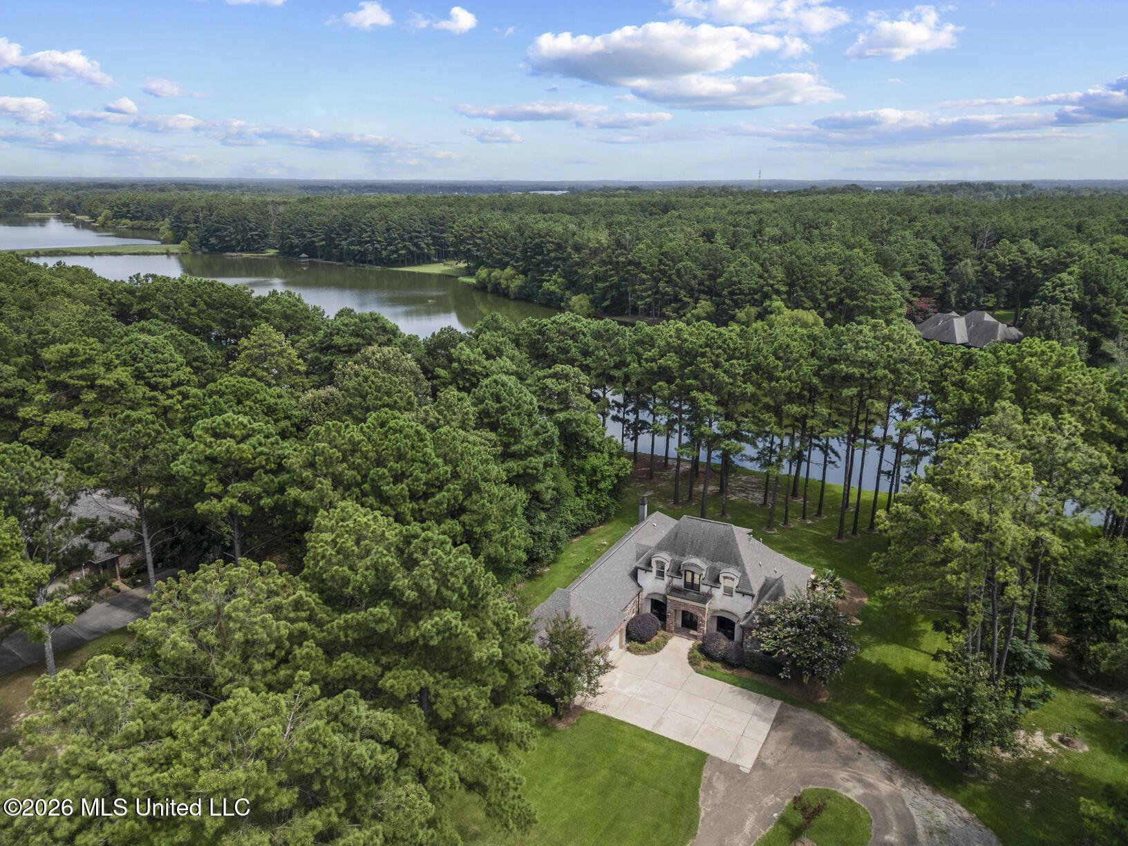 167 Lakeshire Circle Property Photo 2