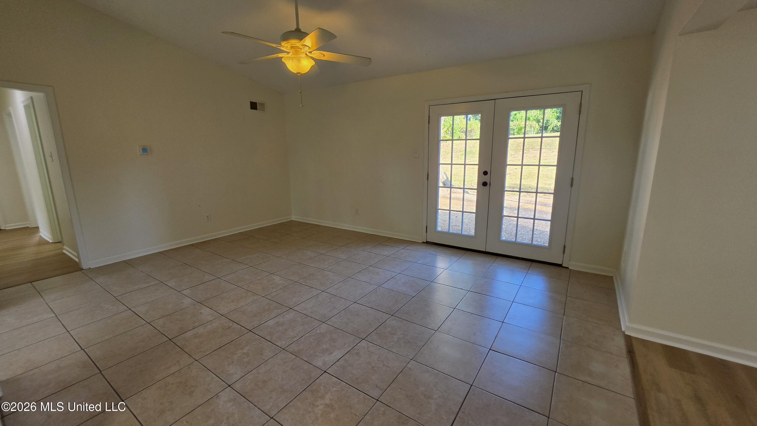 2320 Colonial Hills Drive Property Photo 3