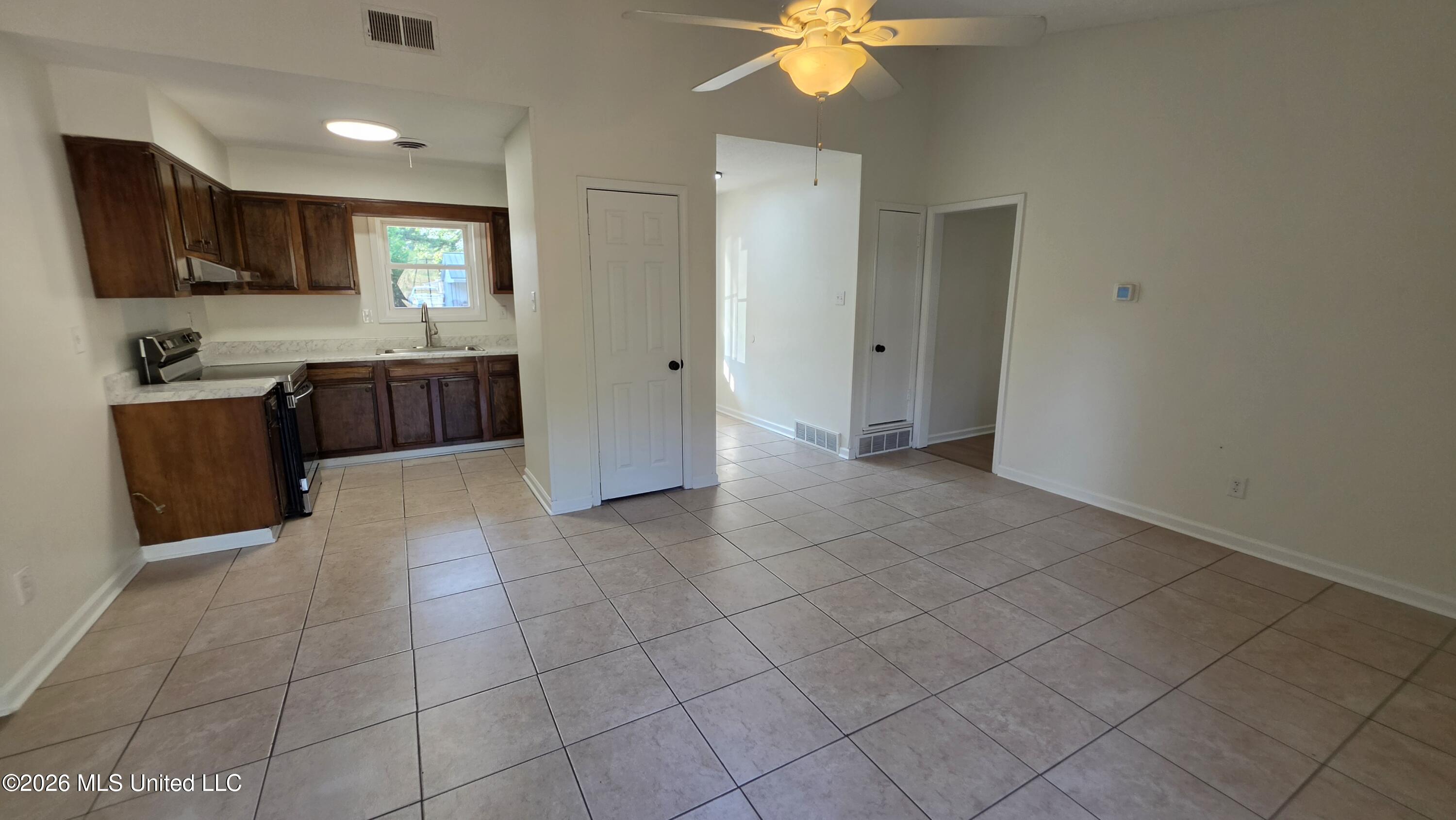 2320 Colonial Hills Drive Property Photo 4