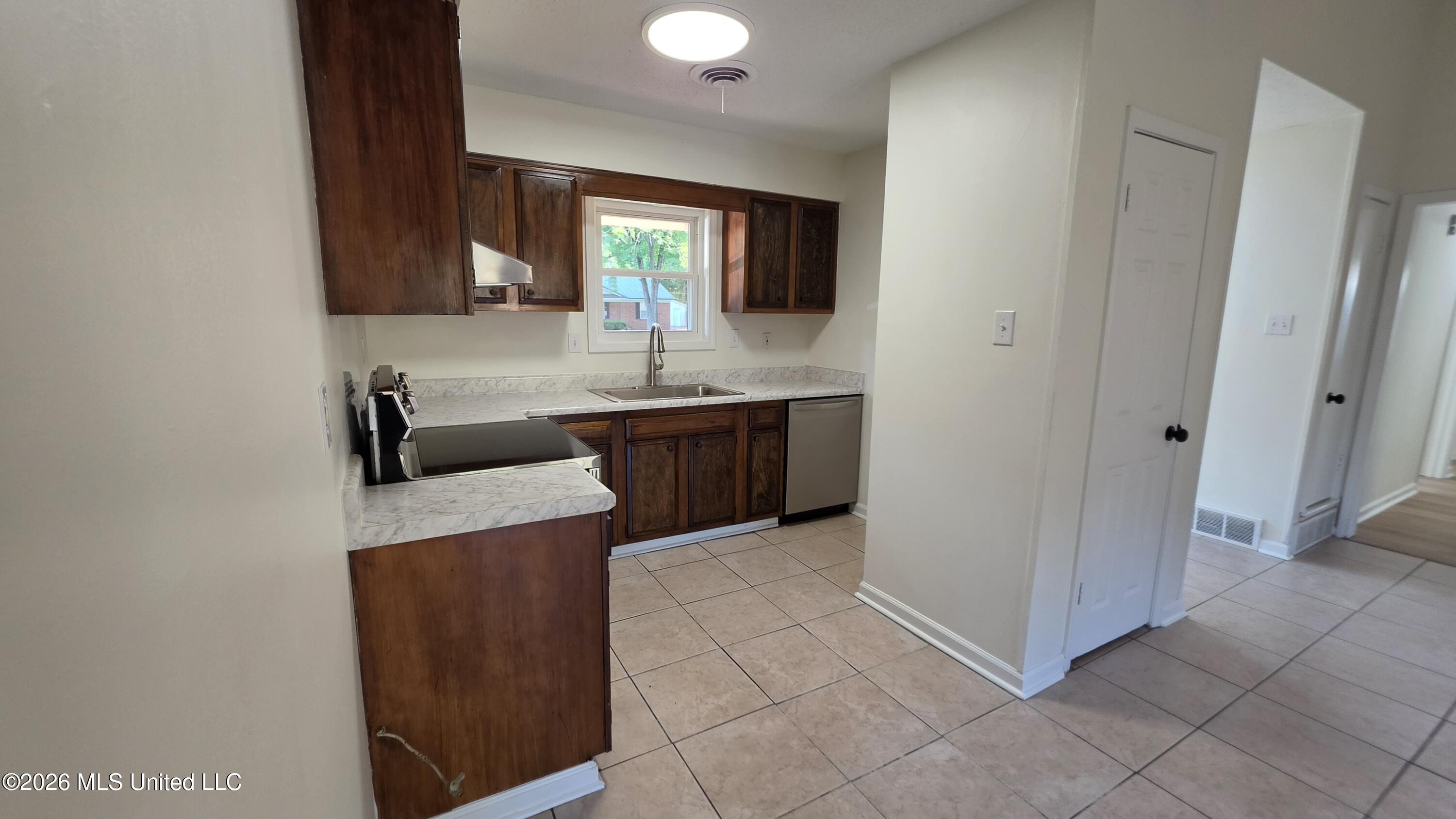 2320 Colonial Hills Drive Property Photo 5
