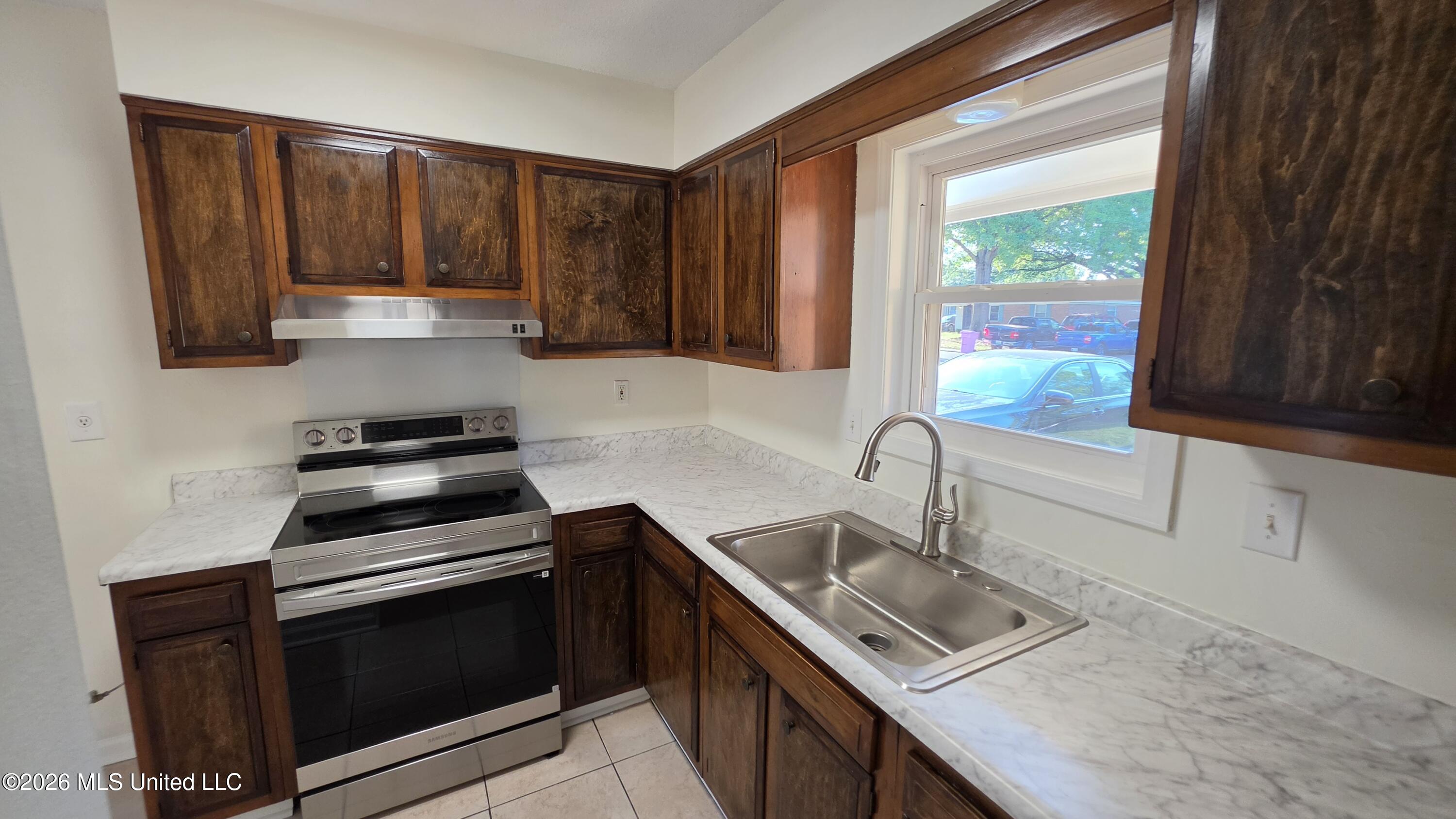 2320 Colonial Hills Drive Property Photo 6