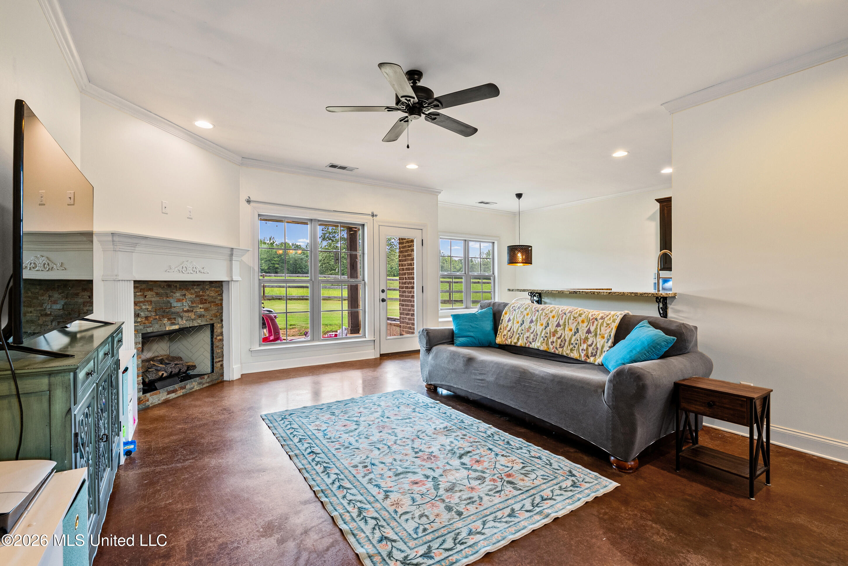 111 London Cove Property Photo 4