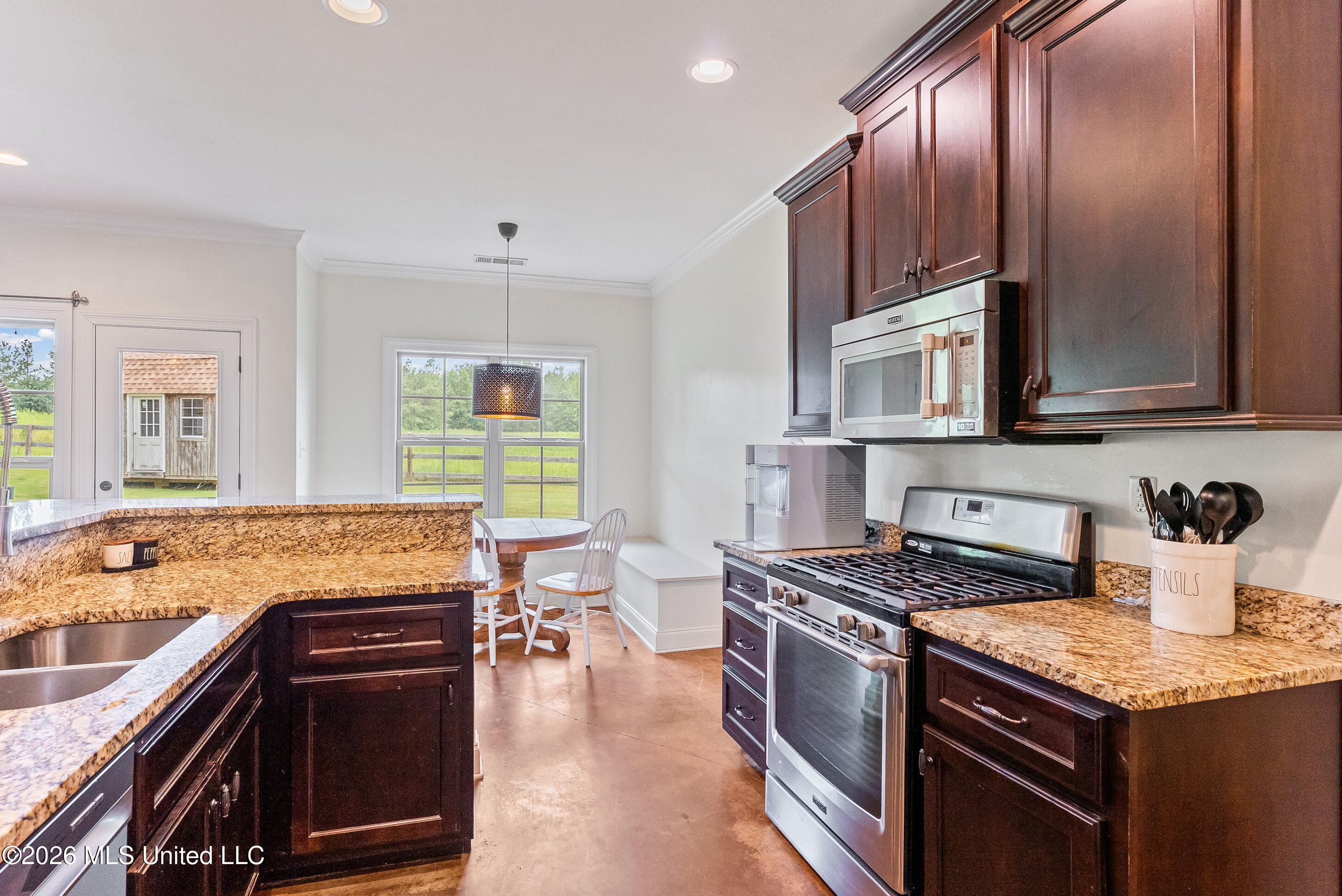 111 London Cove Property Photo 6