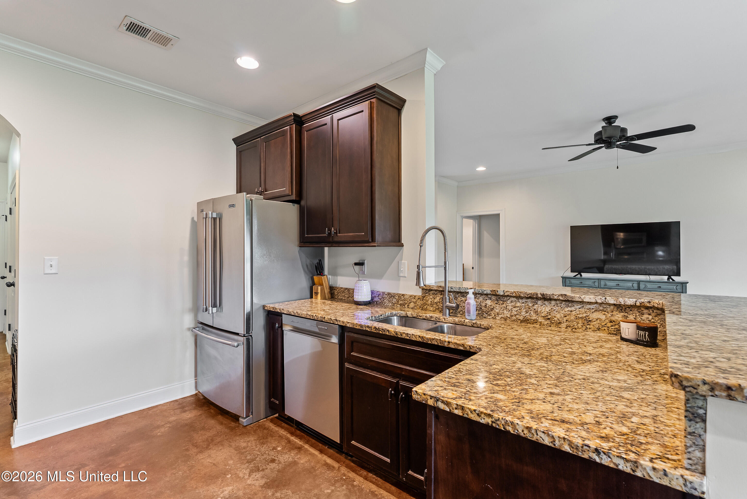 111 London Cove Property Photo 8