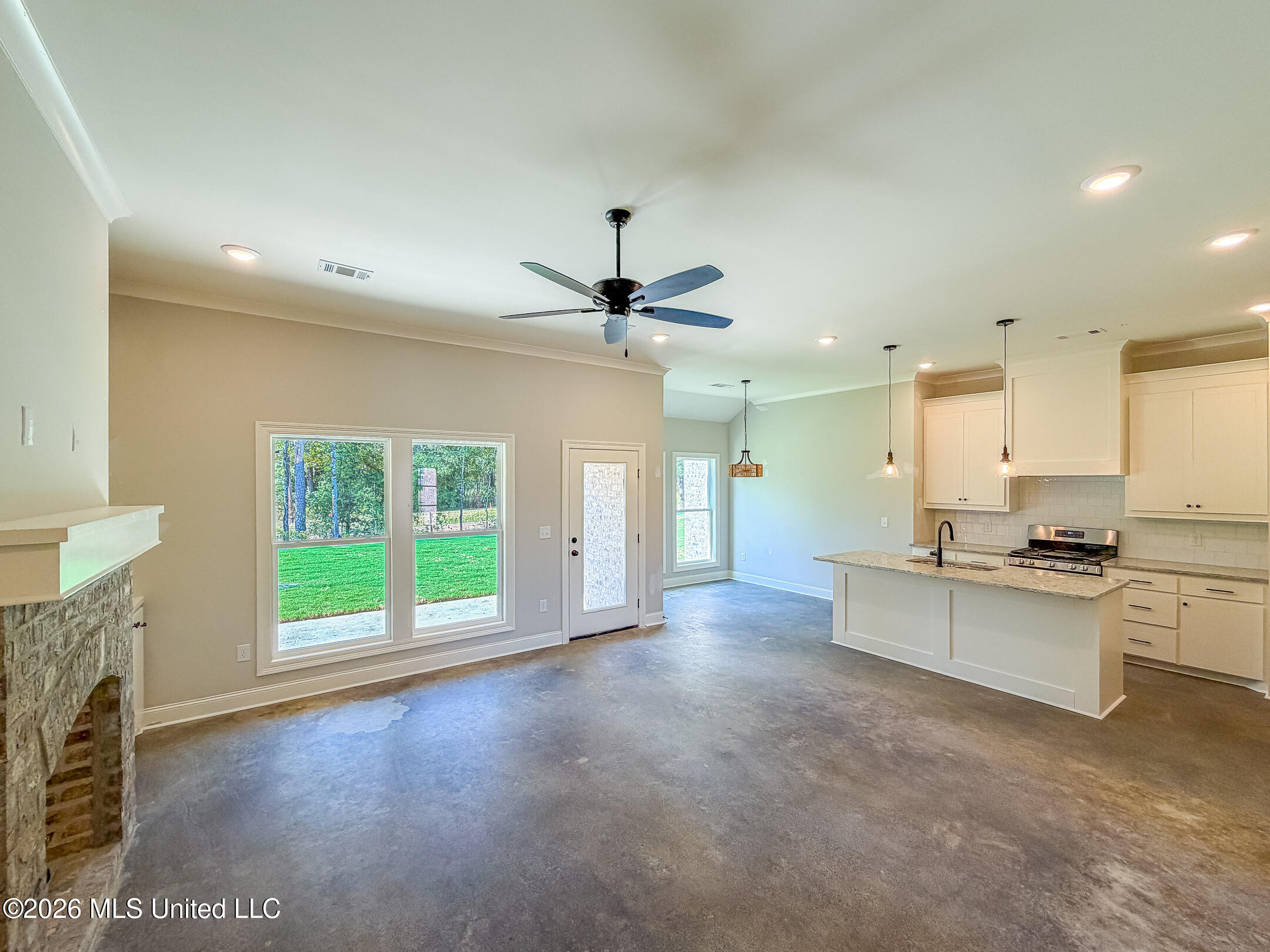 999 Riverside Lane Property Photo 2