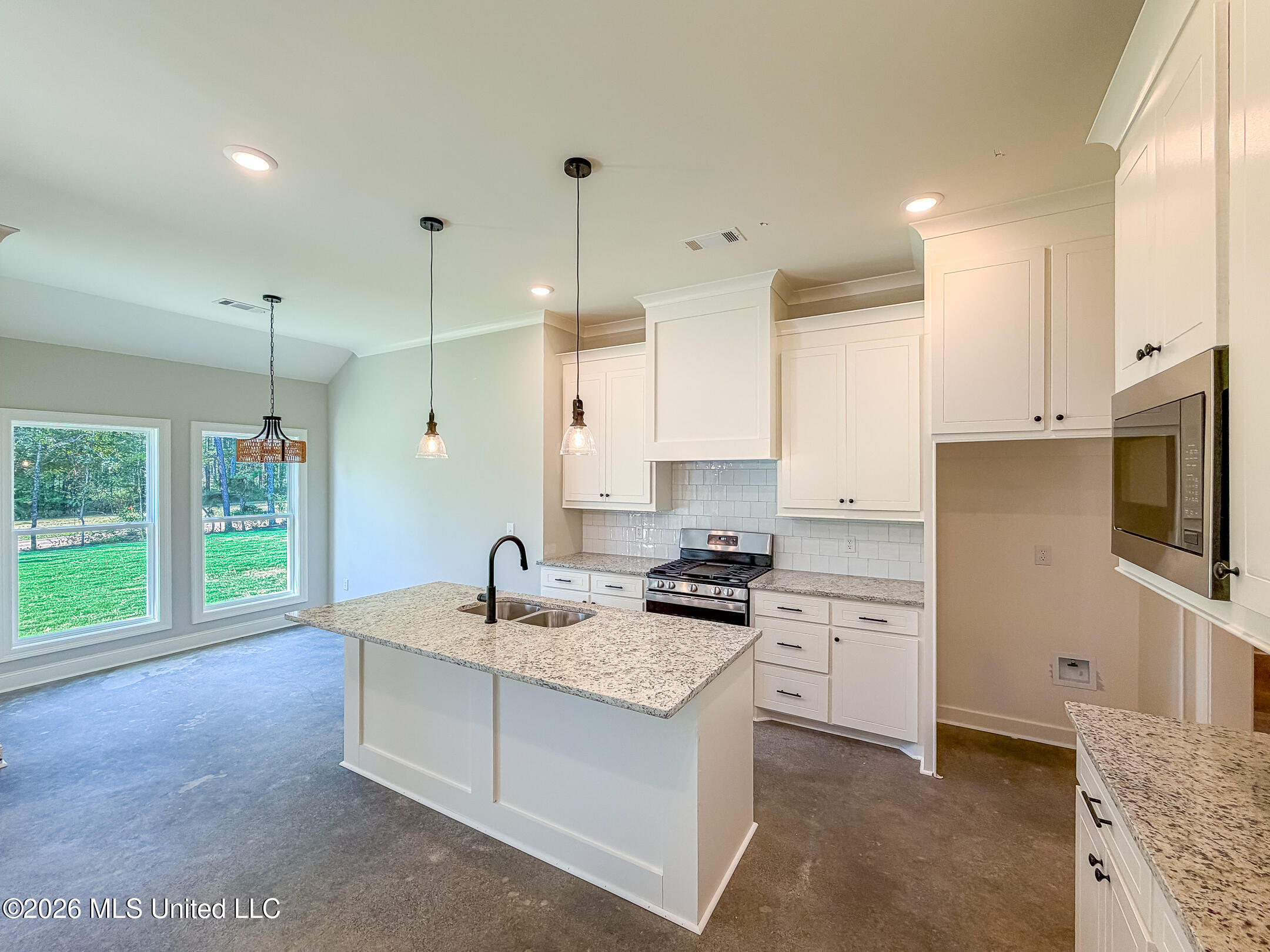 999 Riverside Lane Property Photo 3