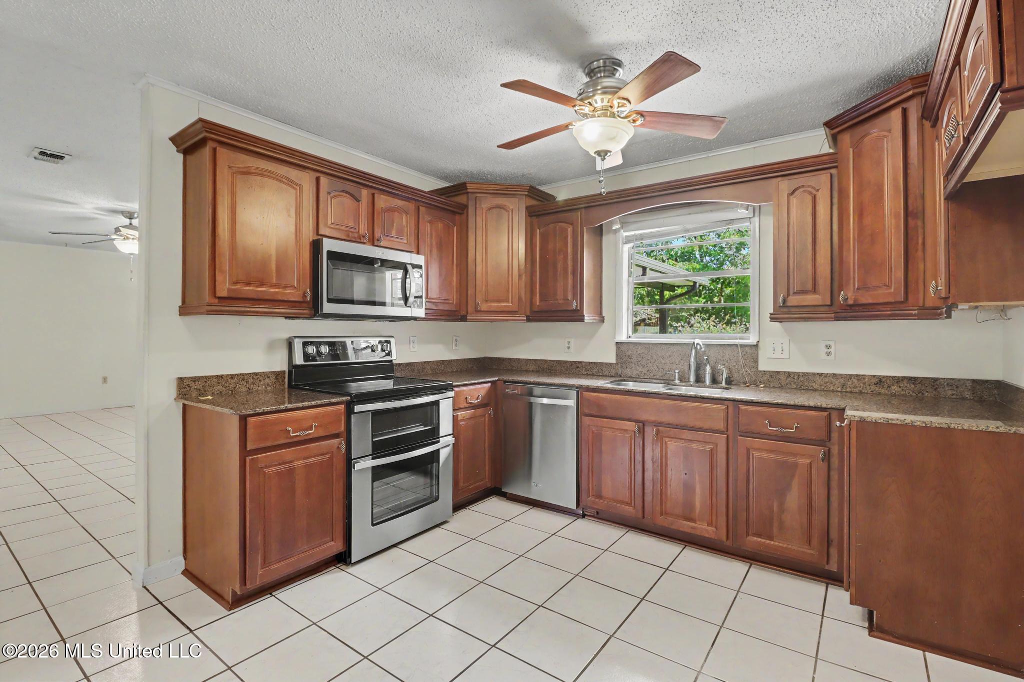 15317 N Parkwood Drive Property Photo 2