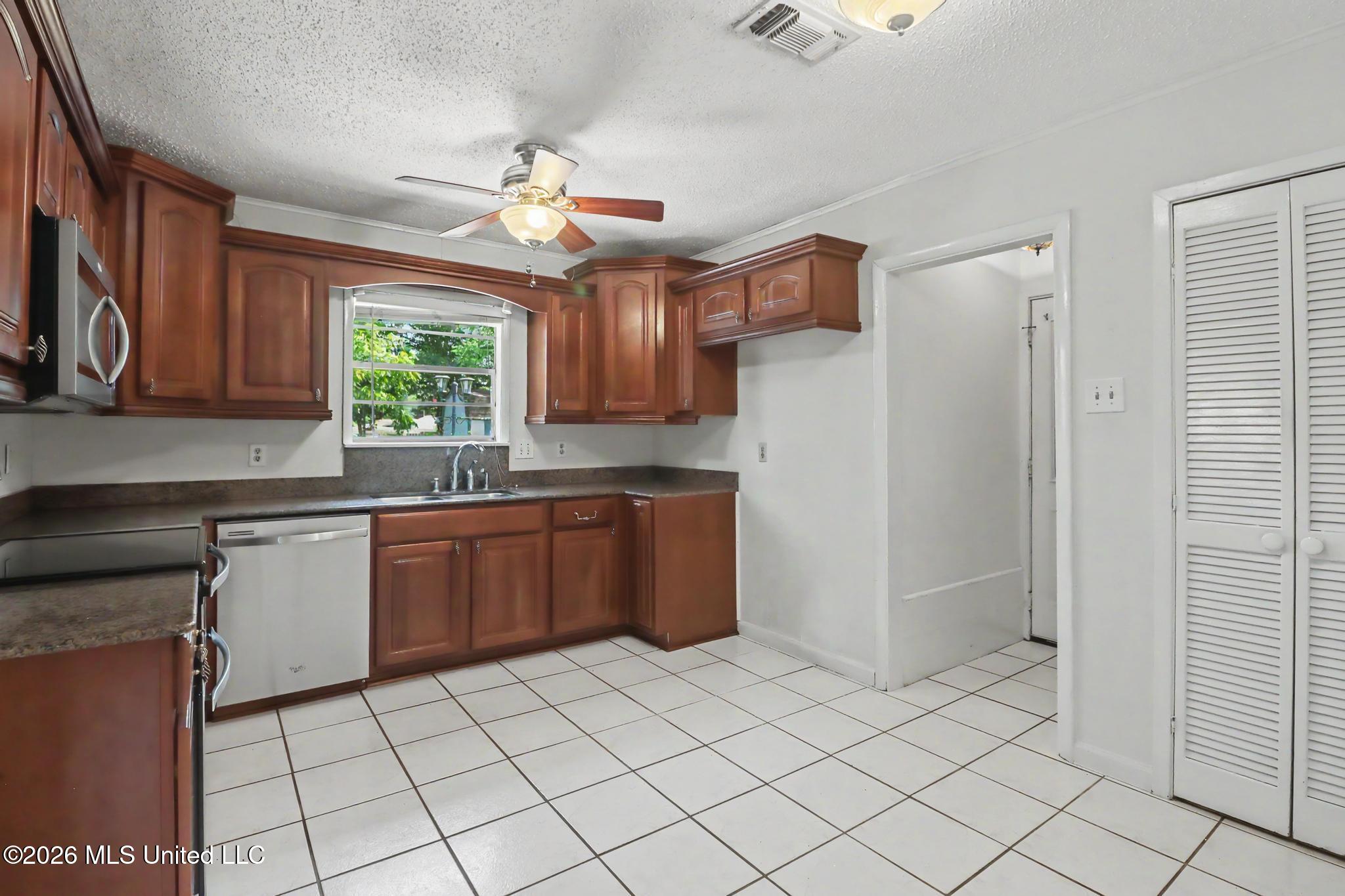 15317 N Parkwood Drive Property Photo 3