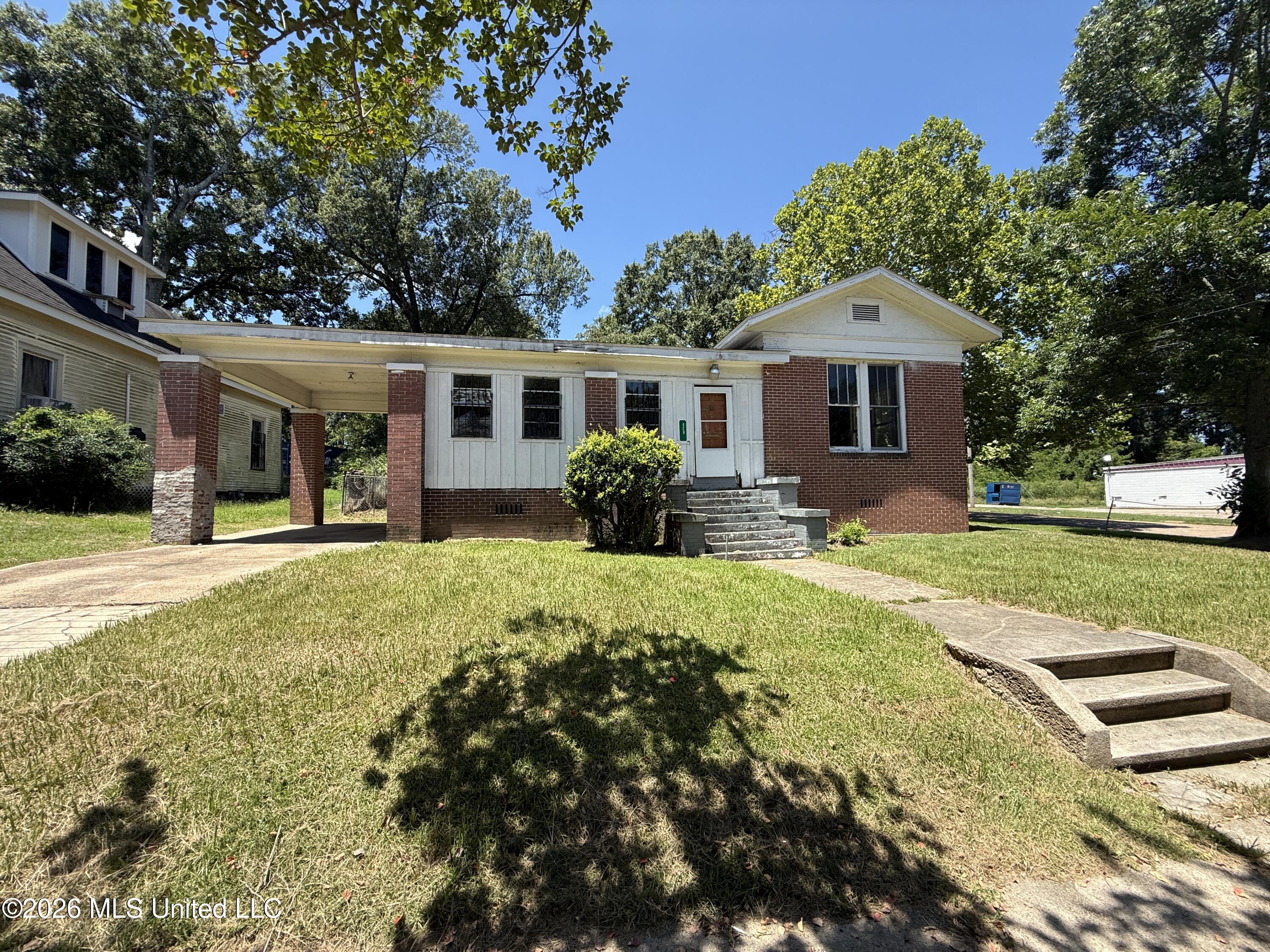 429 N Broadway Street Property Photo 1