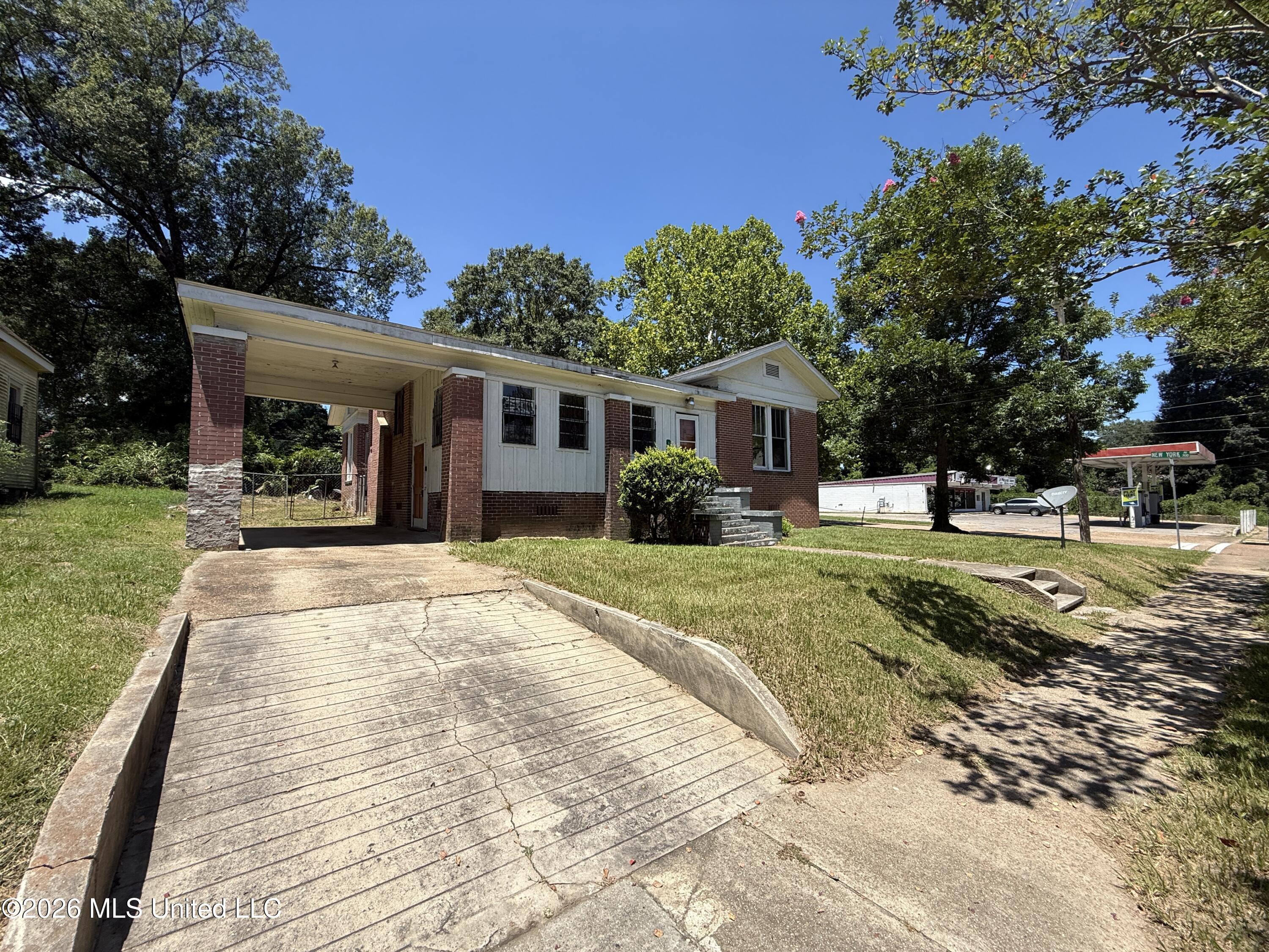 429 N Broadway Street Property Photo 2