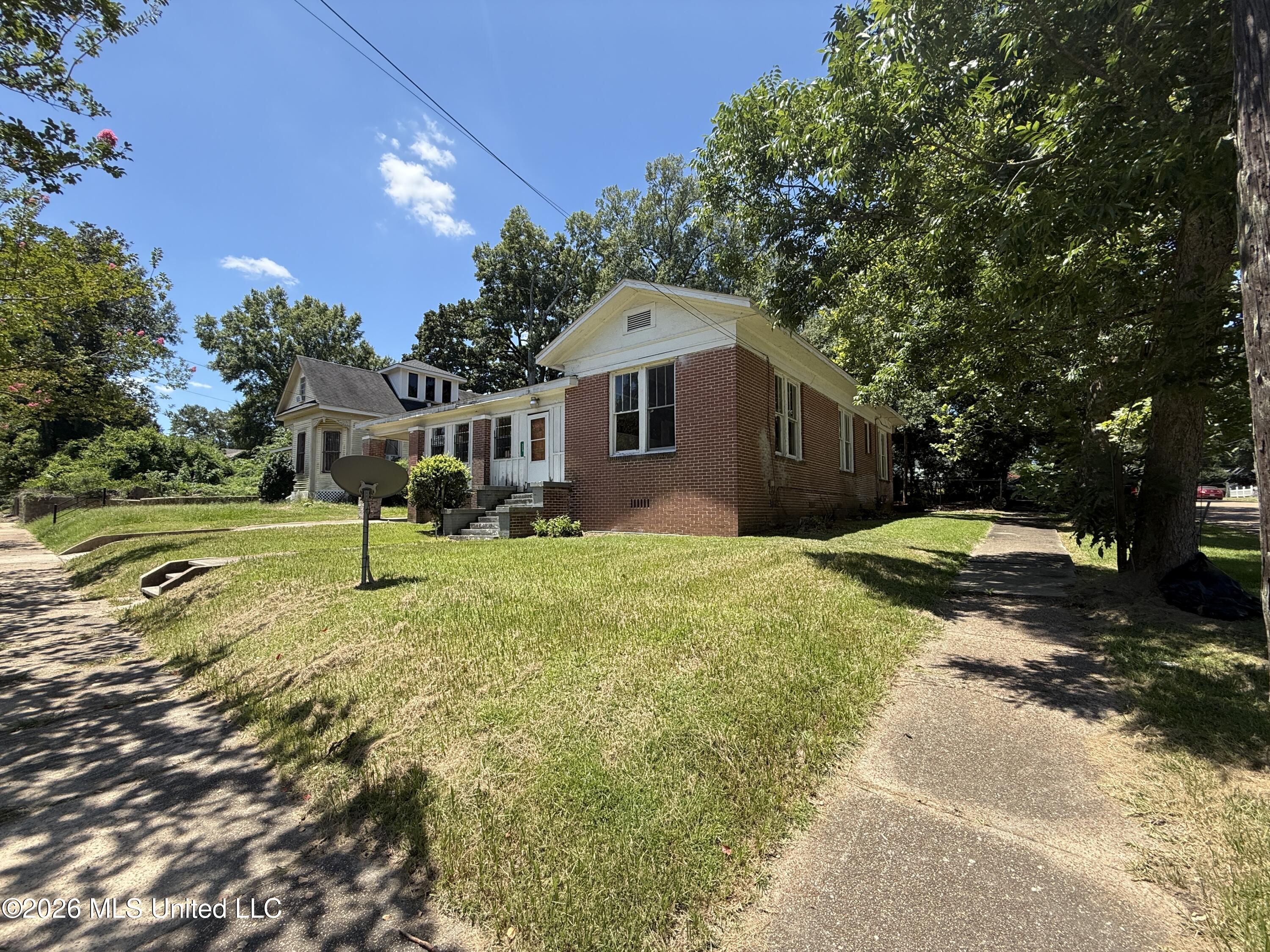 429 N Broadway Street Property Photo 3