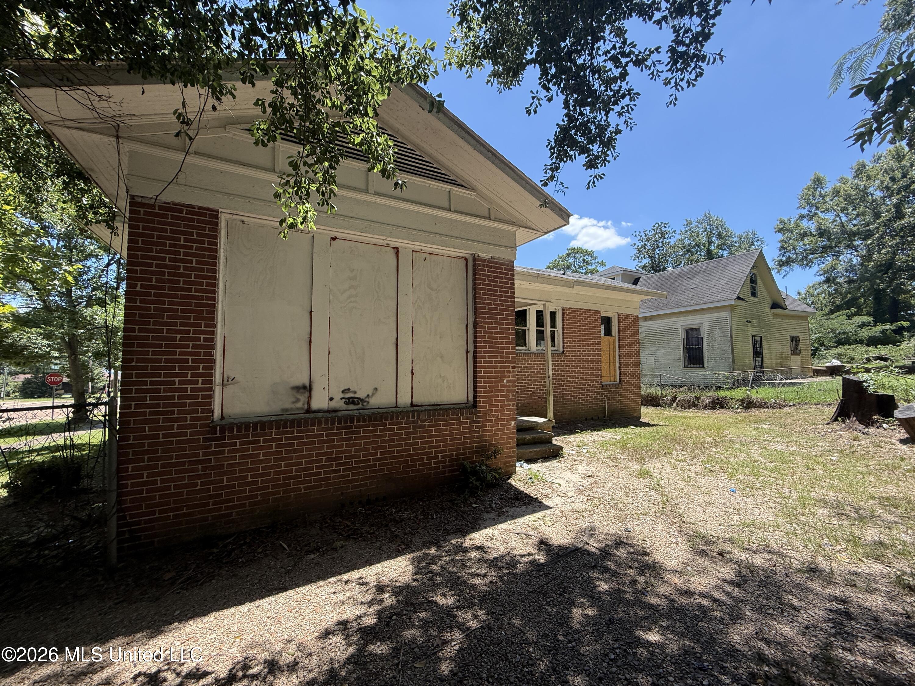 429 N Broadway Street Property Photo 4