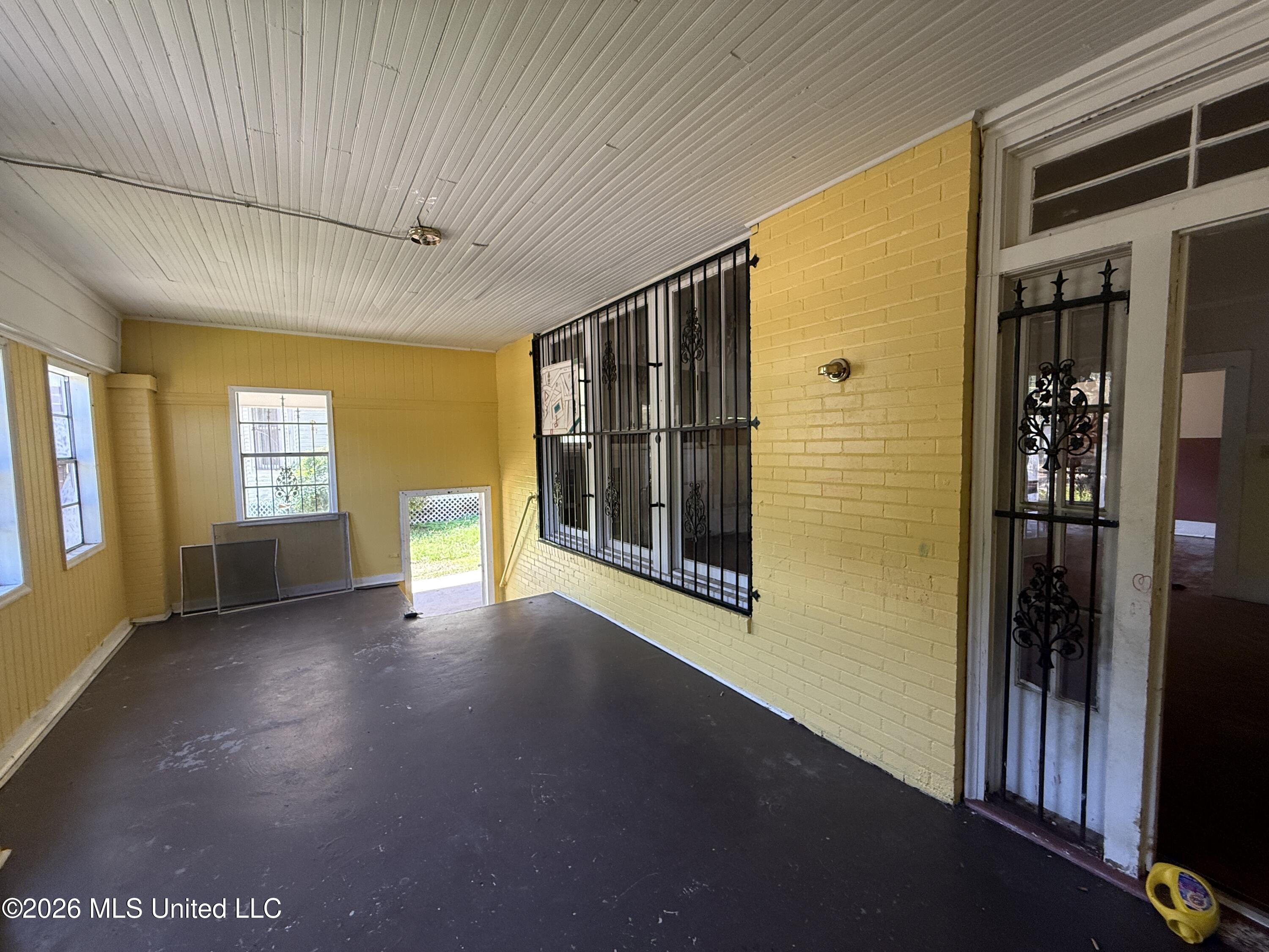429 N Broadway Street Property Photo 8