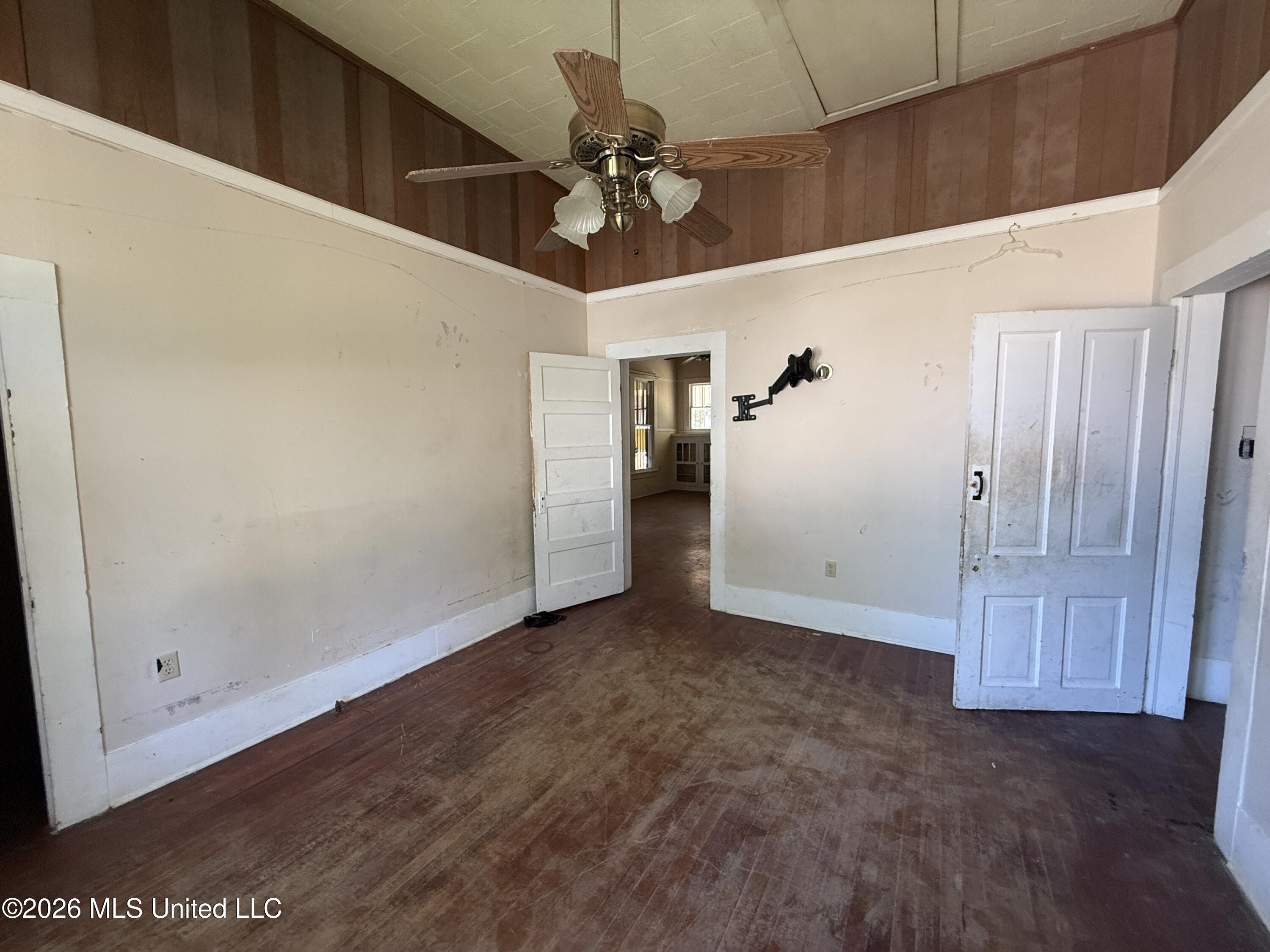 429 N Broadway Street Property Photo 15