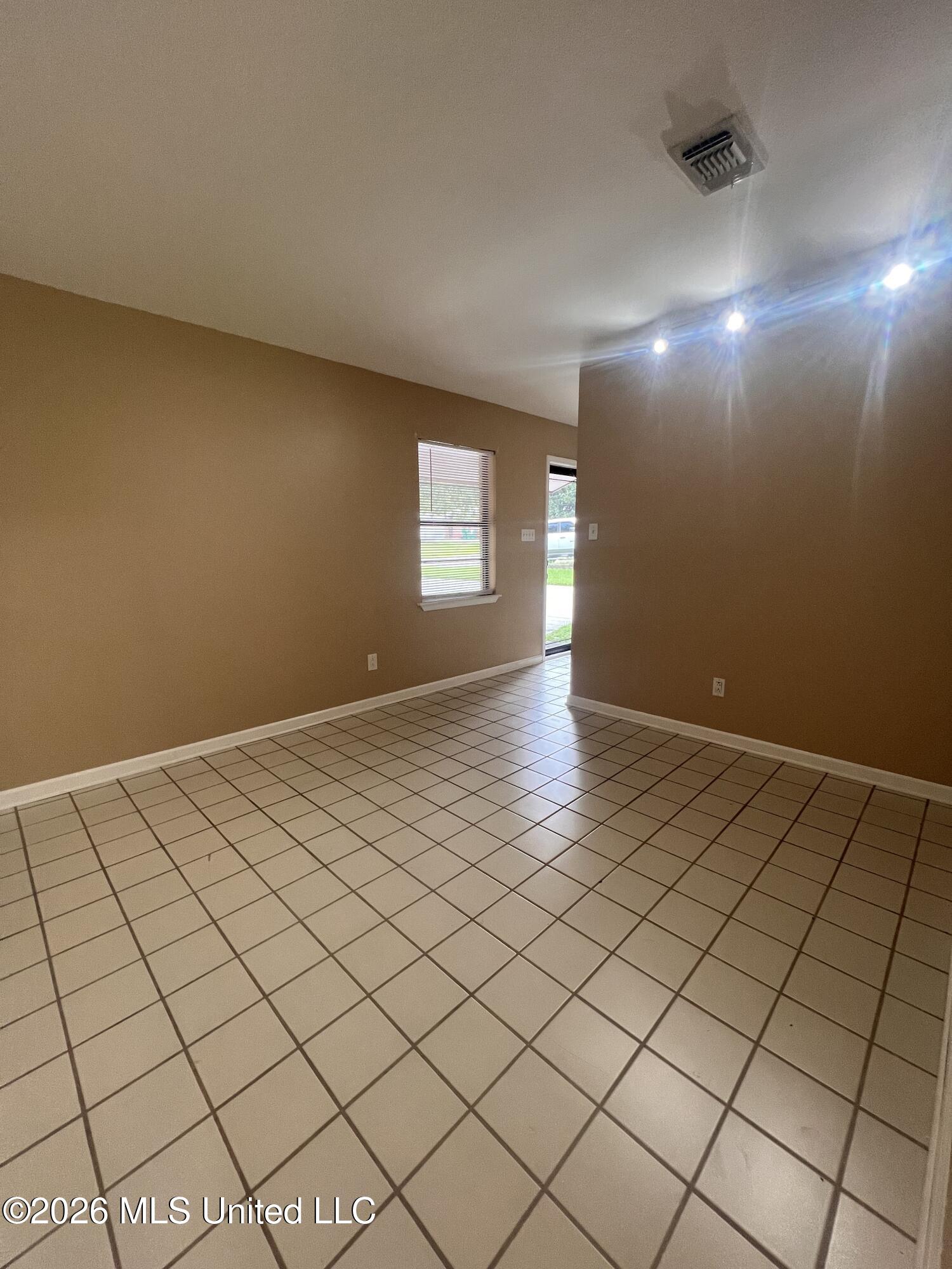 15309-r Royal Street Property Photo 4