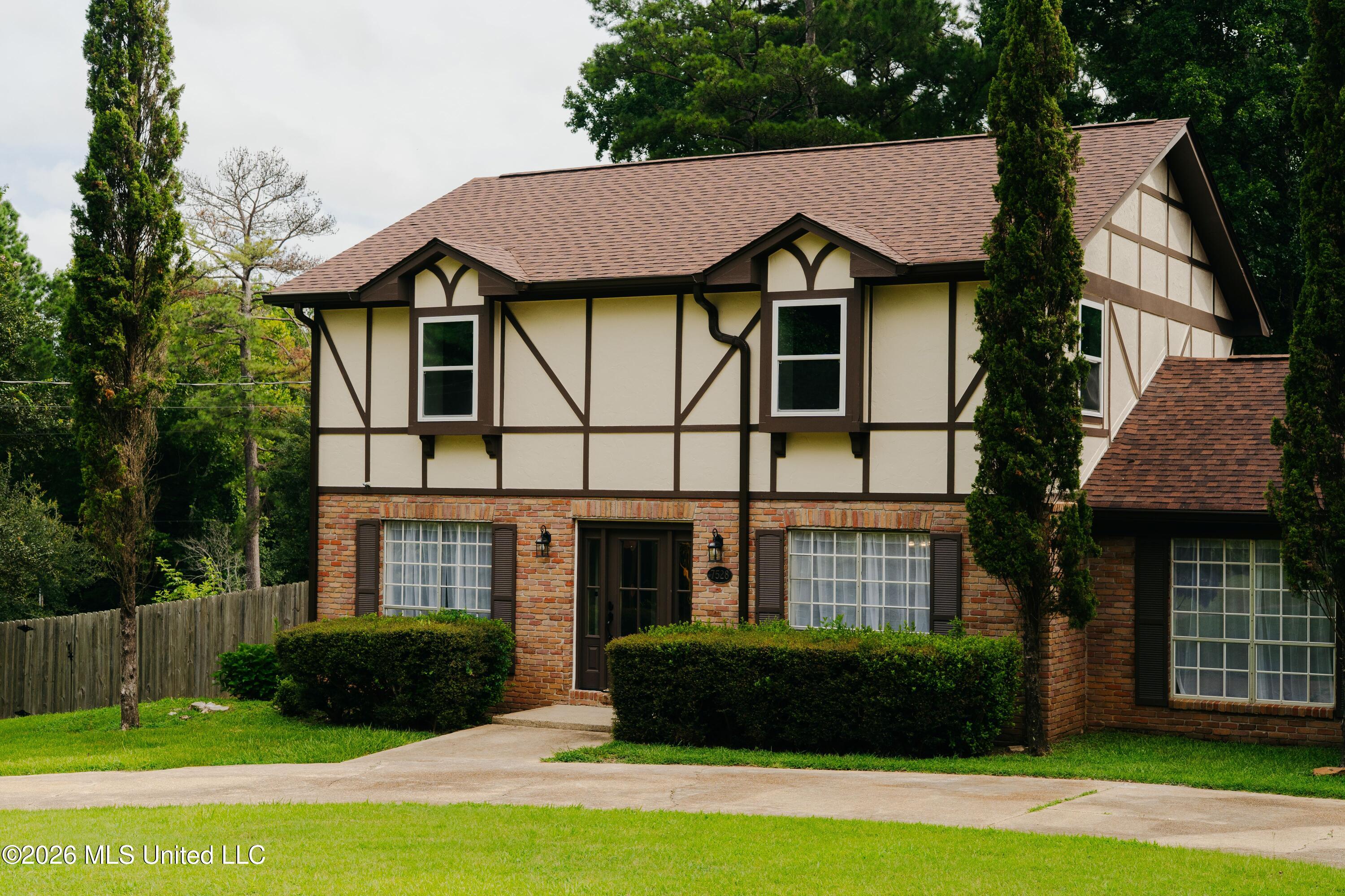 7528 Pineridge Drive Property Photo 4