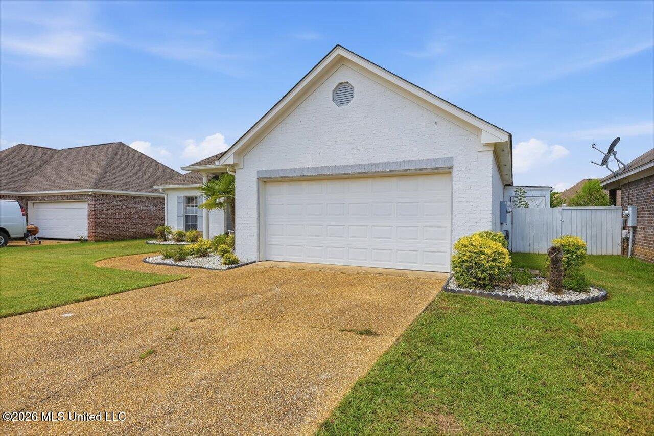 605 Shea Cove Property Photo 3