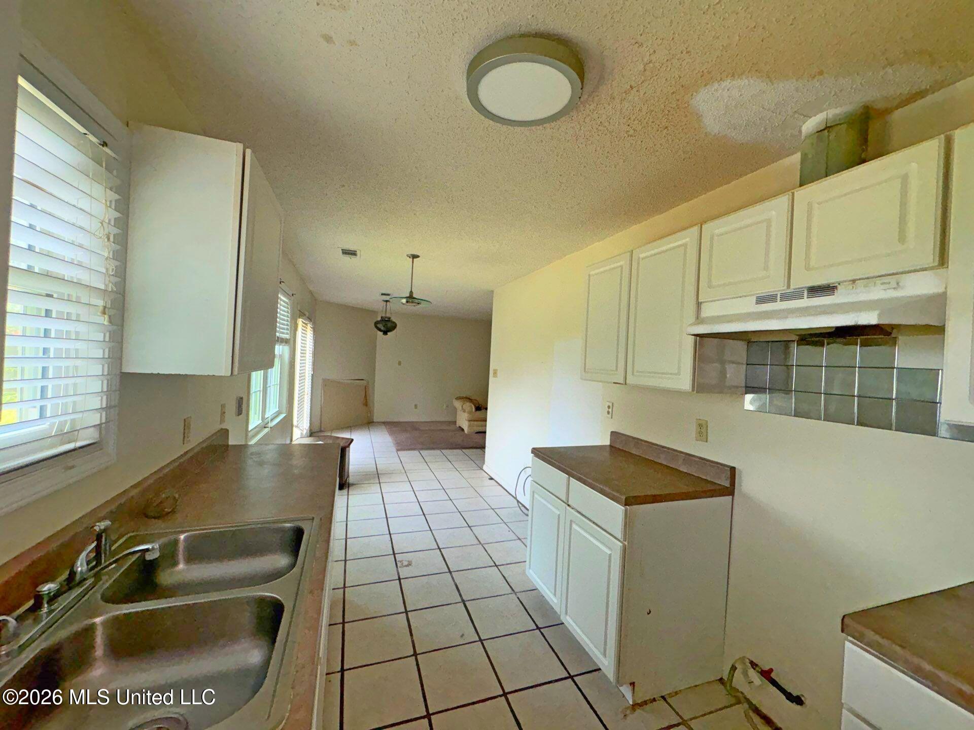 911 Edwards Street Property Photo 3