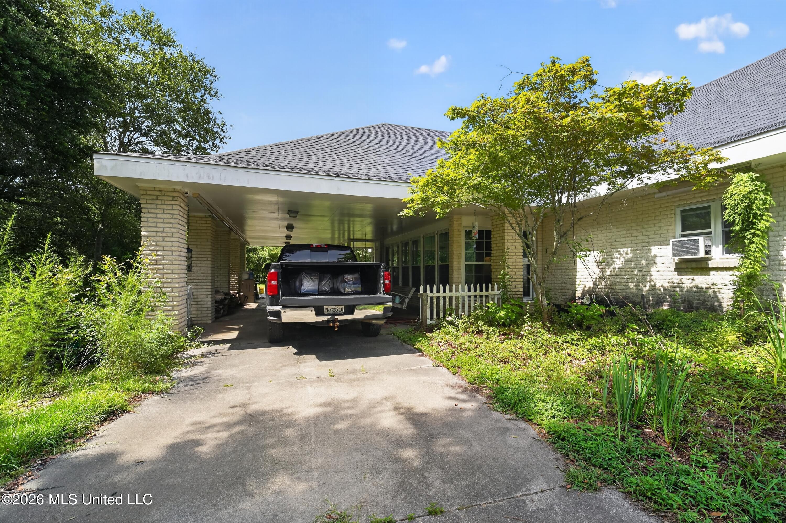 168 Davis Road Property Photo 4