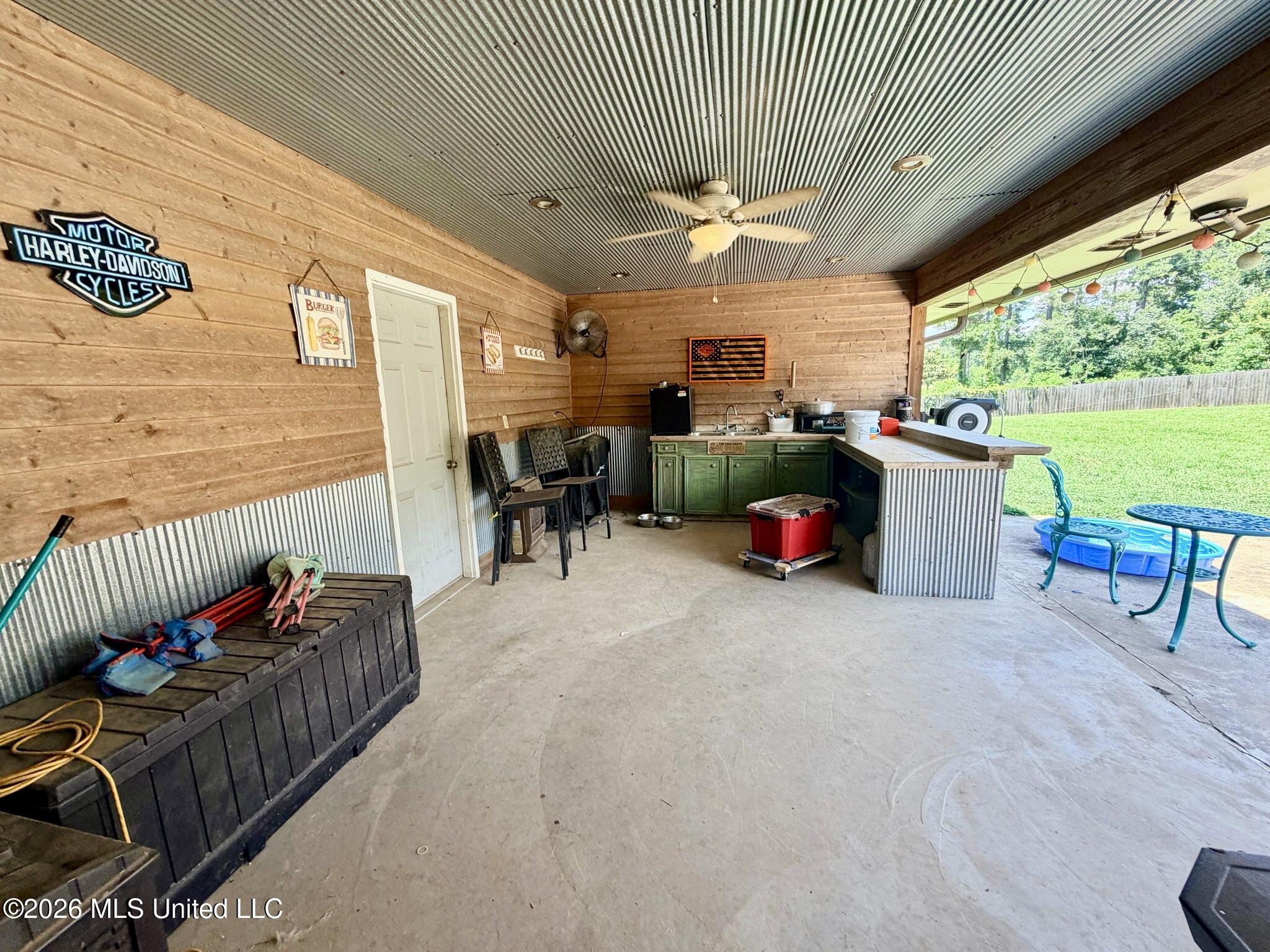 453 Nw Oak Street Property Photo 5